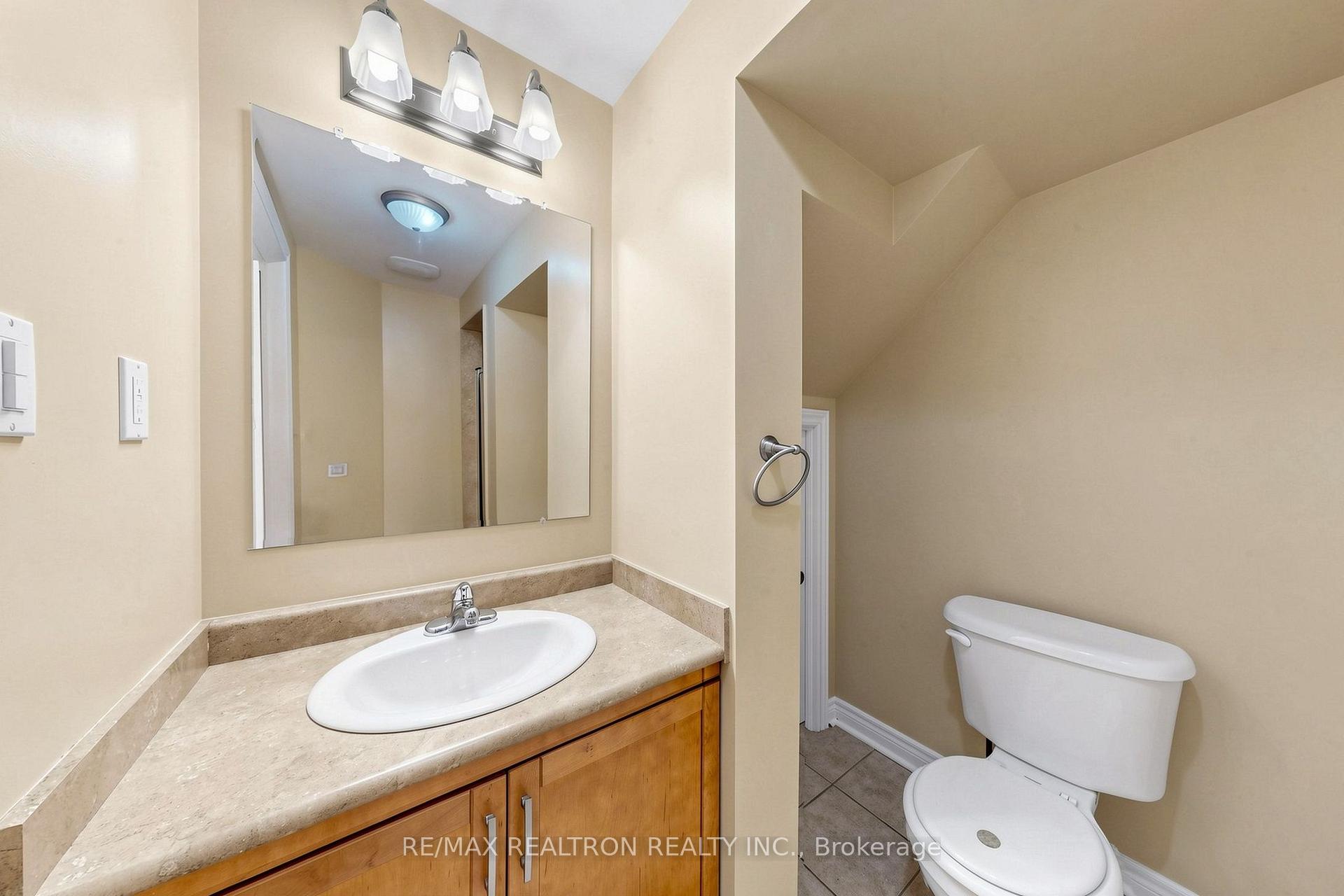 Photo 42 of 142 Mistywood Crescent W, Vaughan, Patterson — HOMEH