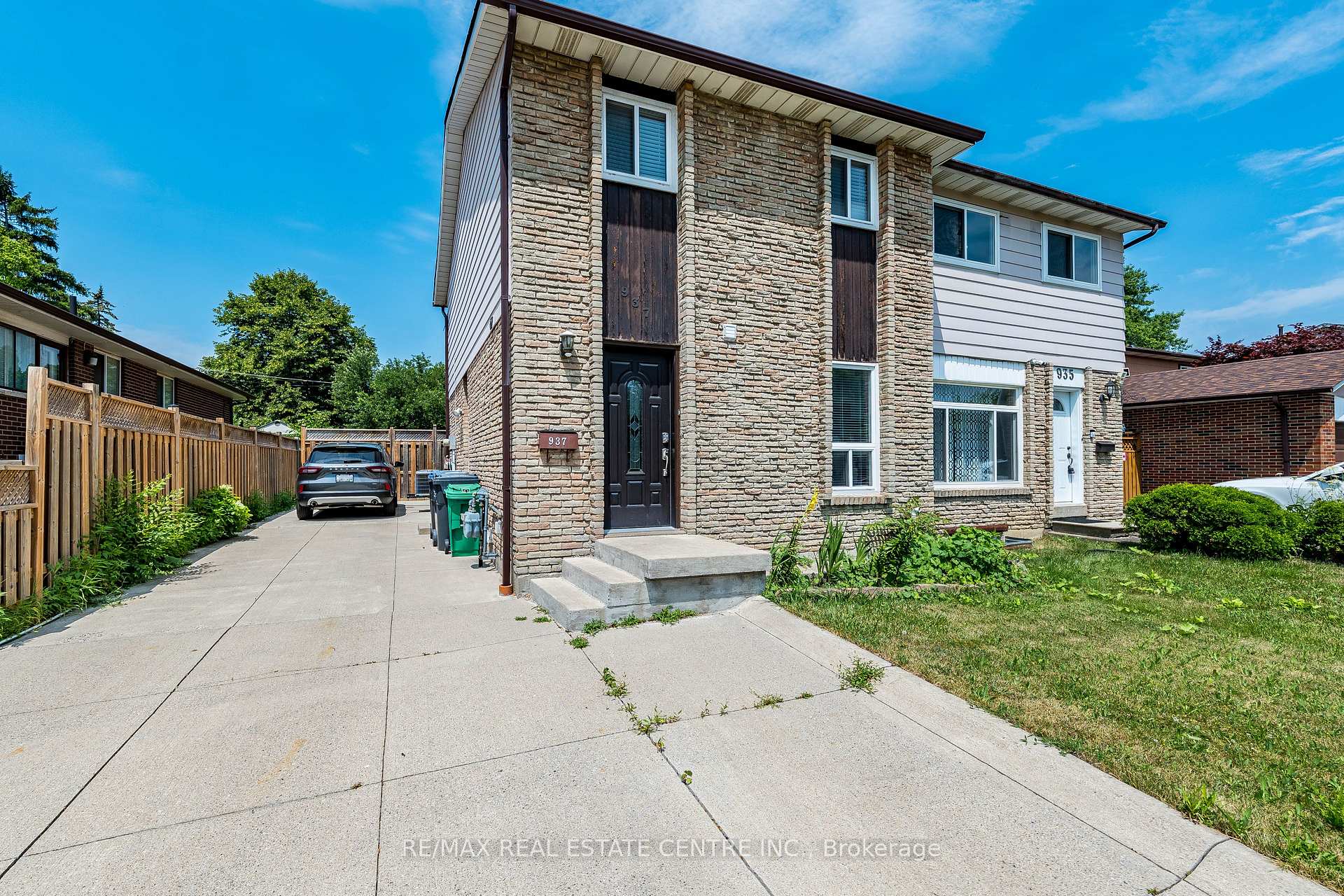 Front of Unit Upper, 937 Blairholm Avenue