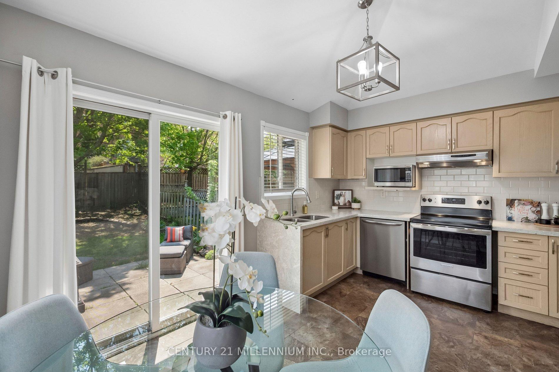 Photo 20 of 116 Woodroof Crescent, Aurora, Bayview Wellington — HOMEH