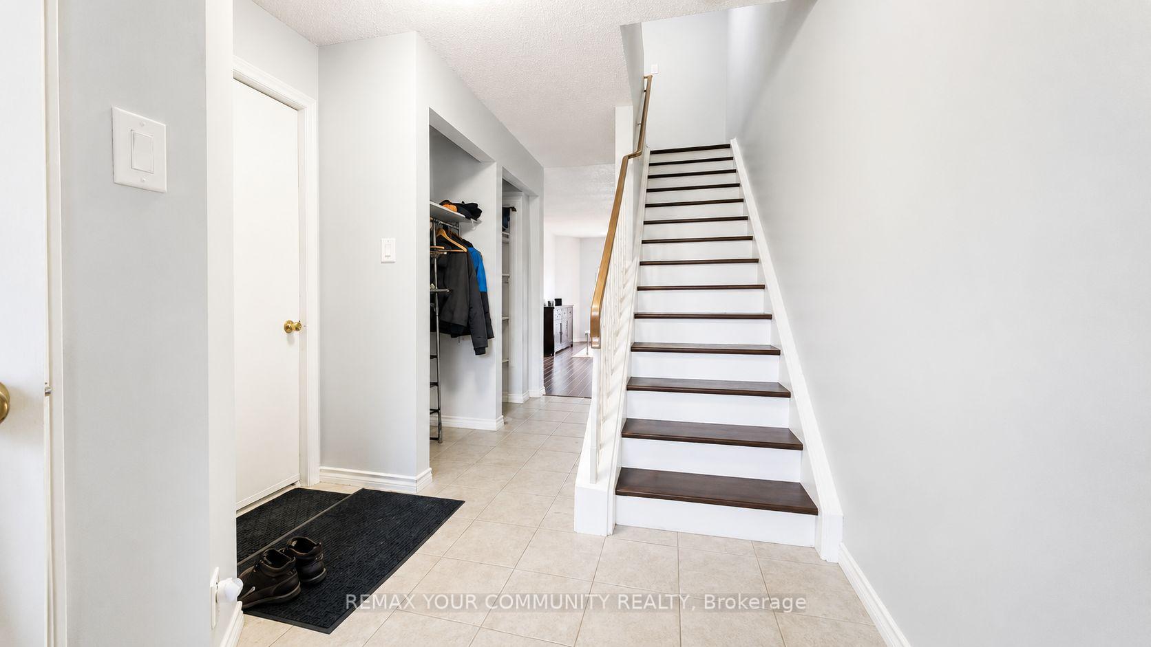 Photo 3 of Unit 19, 210 Highland Crescent, Kitchener, Victoria Hills — HOMEH