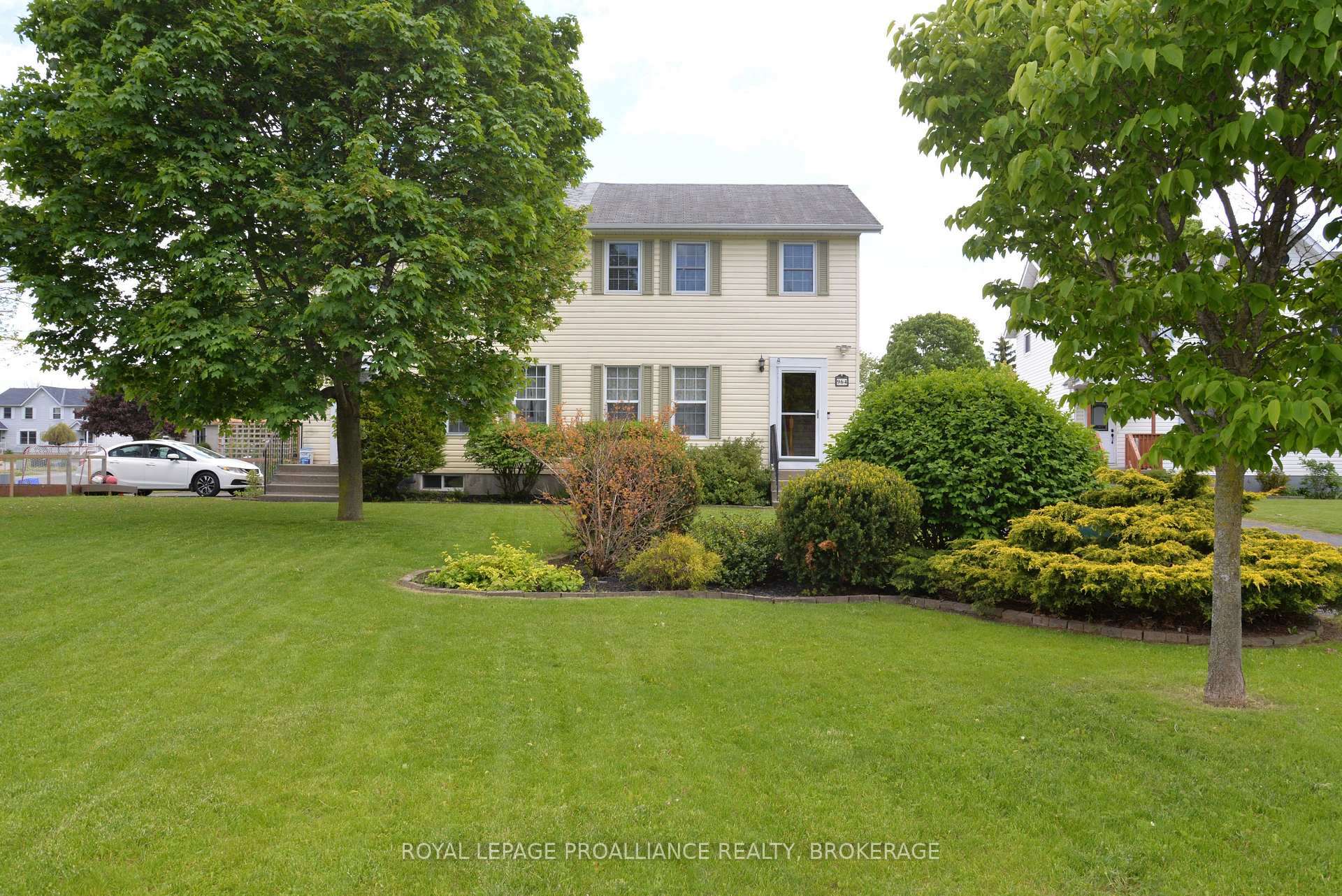 Photo 1 of 964 Uxbridge Crescent, Kingston, East Gardiners Rd — HOMEH