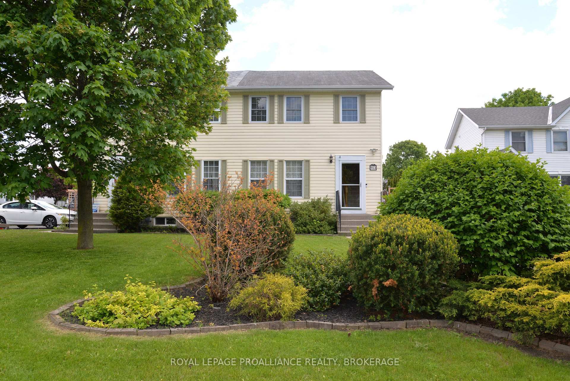 Photo 2 of 964 Uxbridge Crescent, Kingston, East Gardiners Rd — HOMEH