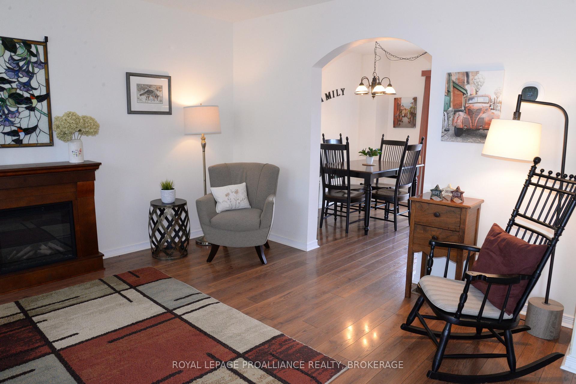 Photo 3 of 964 Uxbridge Crescent, Kingston, East Gardiners Rd — HOMEH