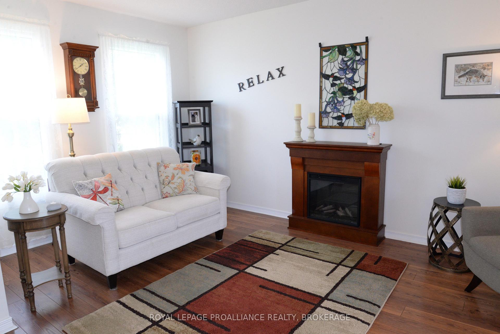 Photo 4 of 964 Uxbridge Crescent, Kingston, East Gardiners Rd — HOMEH