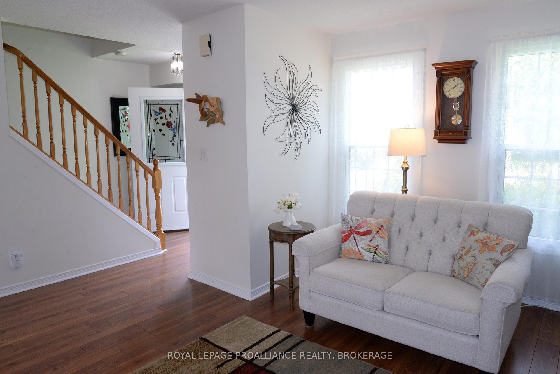 Photo 6 of 964 Uxbridge Crescent, Kingston, East Gardiners Rd — HOMEH