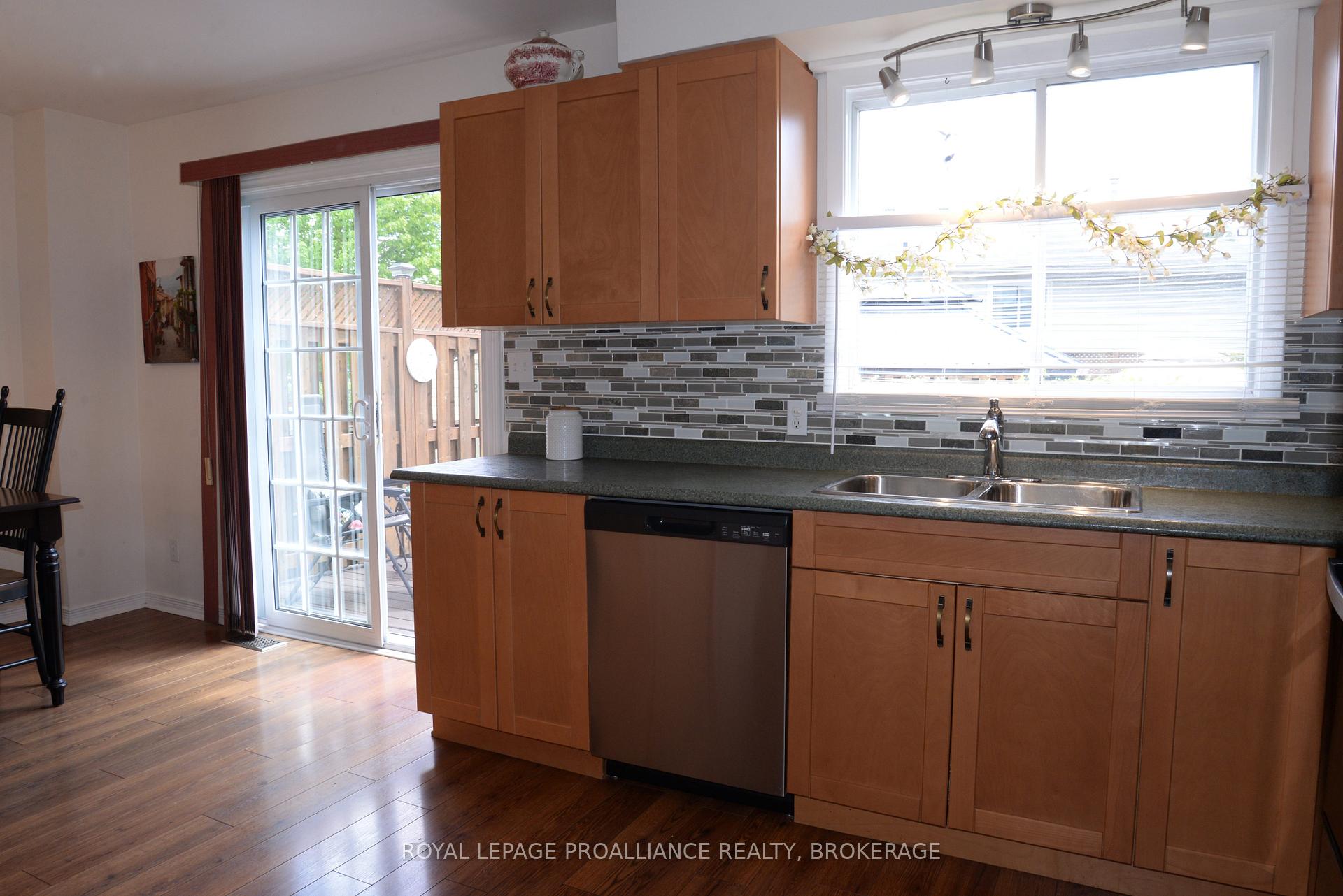 Photo 8 of 964 Uxbridge Crescent, Kingston, East Gardiners Rd — HOMEH