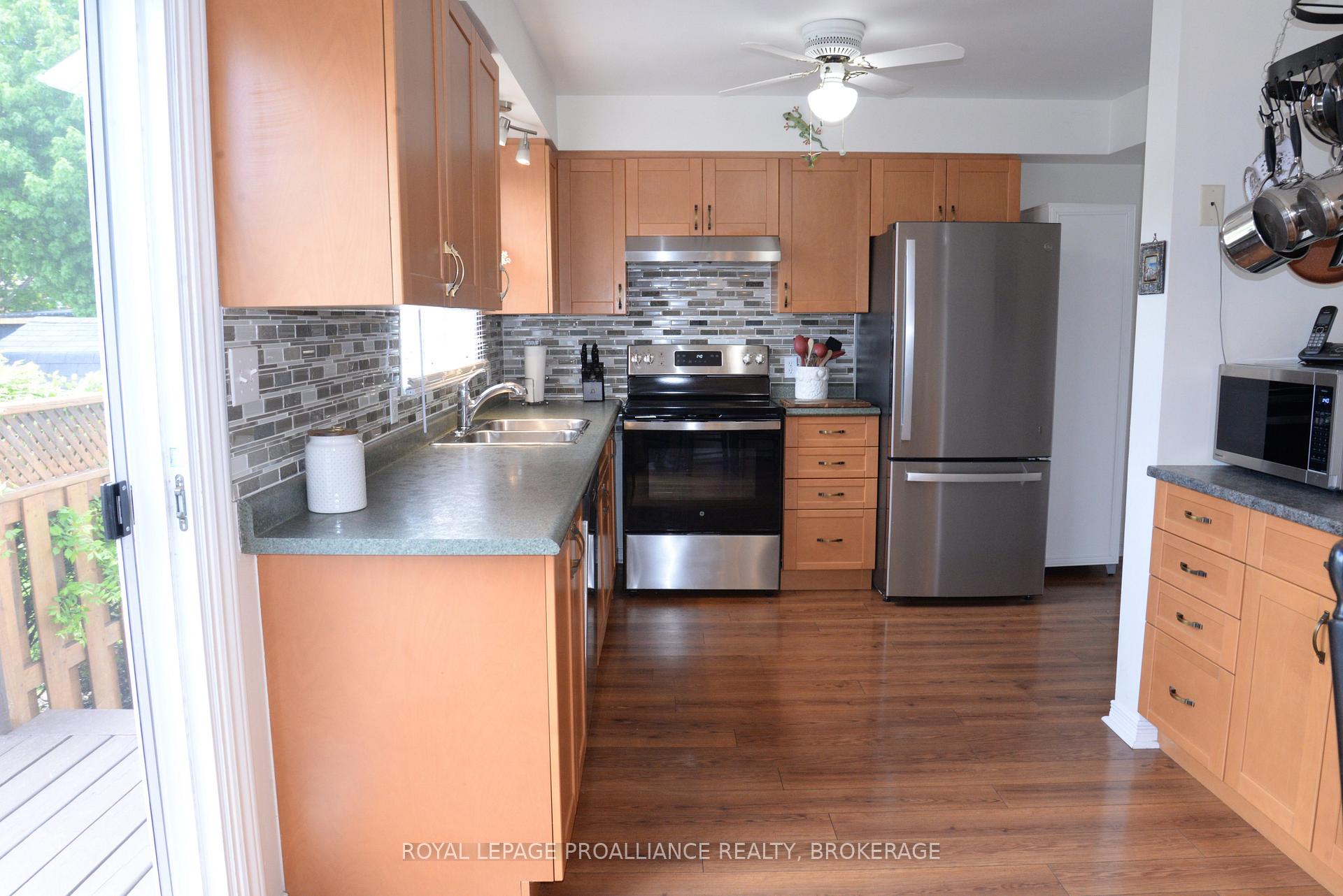 Photo 11 of 964 Uxbridge Crescent, Kingston, East Gardiners Rd — HOMEH
