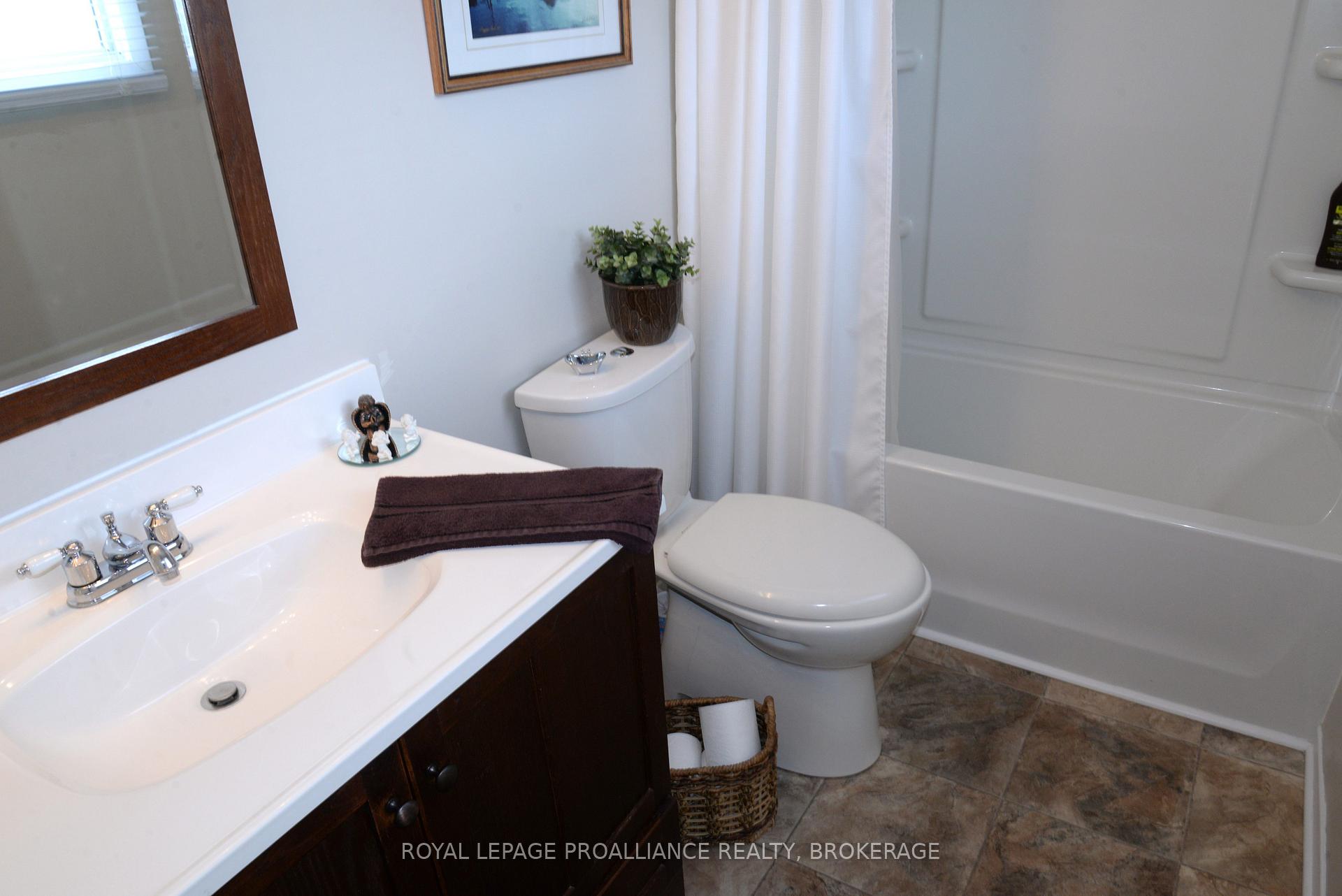 Photo 13 of 964 Uxbridge Crescent, Kingston, East Gardiners Rd — HOMEH