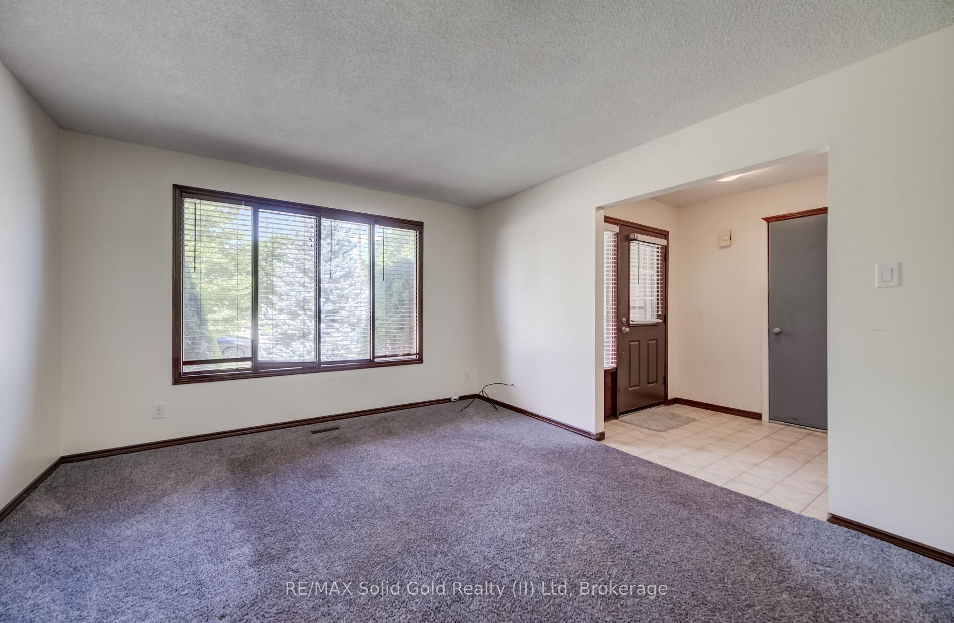 Photo 4 of 197 Southwood Drive, Kitchener, Country Hills — HOMEH
