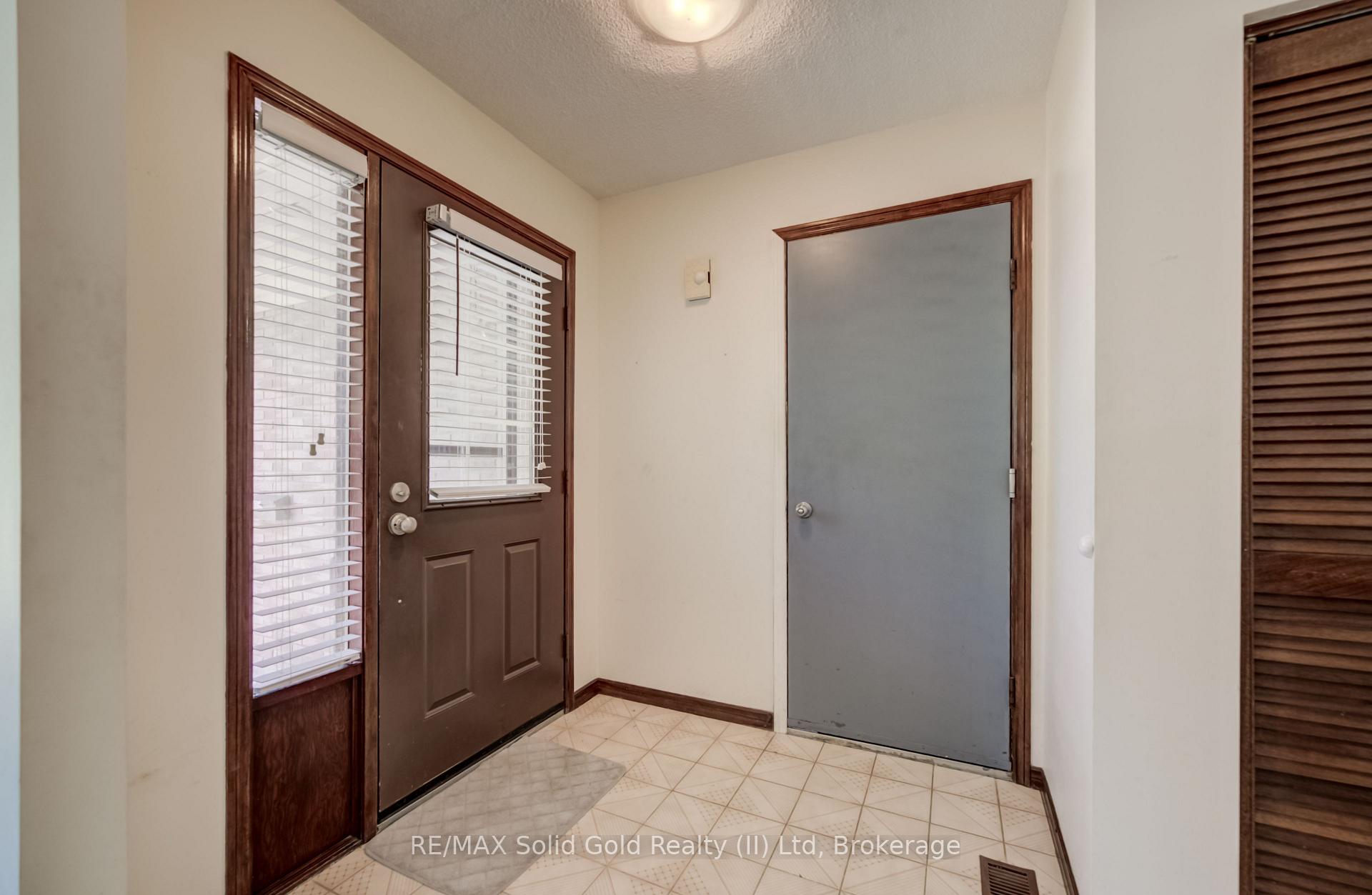Photo 5 of 197 Southwood Drive, Kitchener, Country Hills — HOMEH