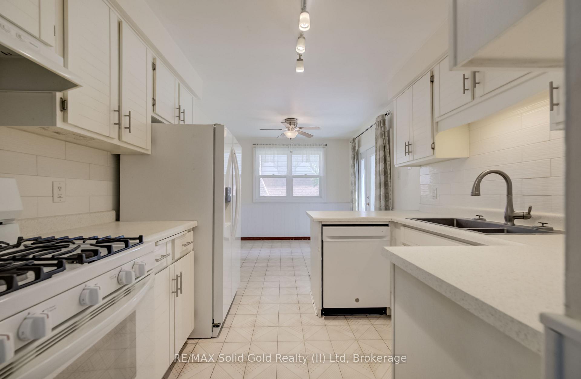 Photo 12 of 197 Southwood Drive, Kitchener, Country Hills — HOMEH