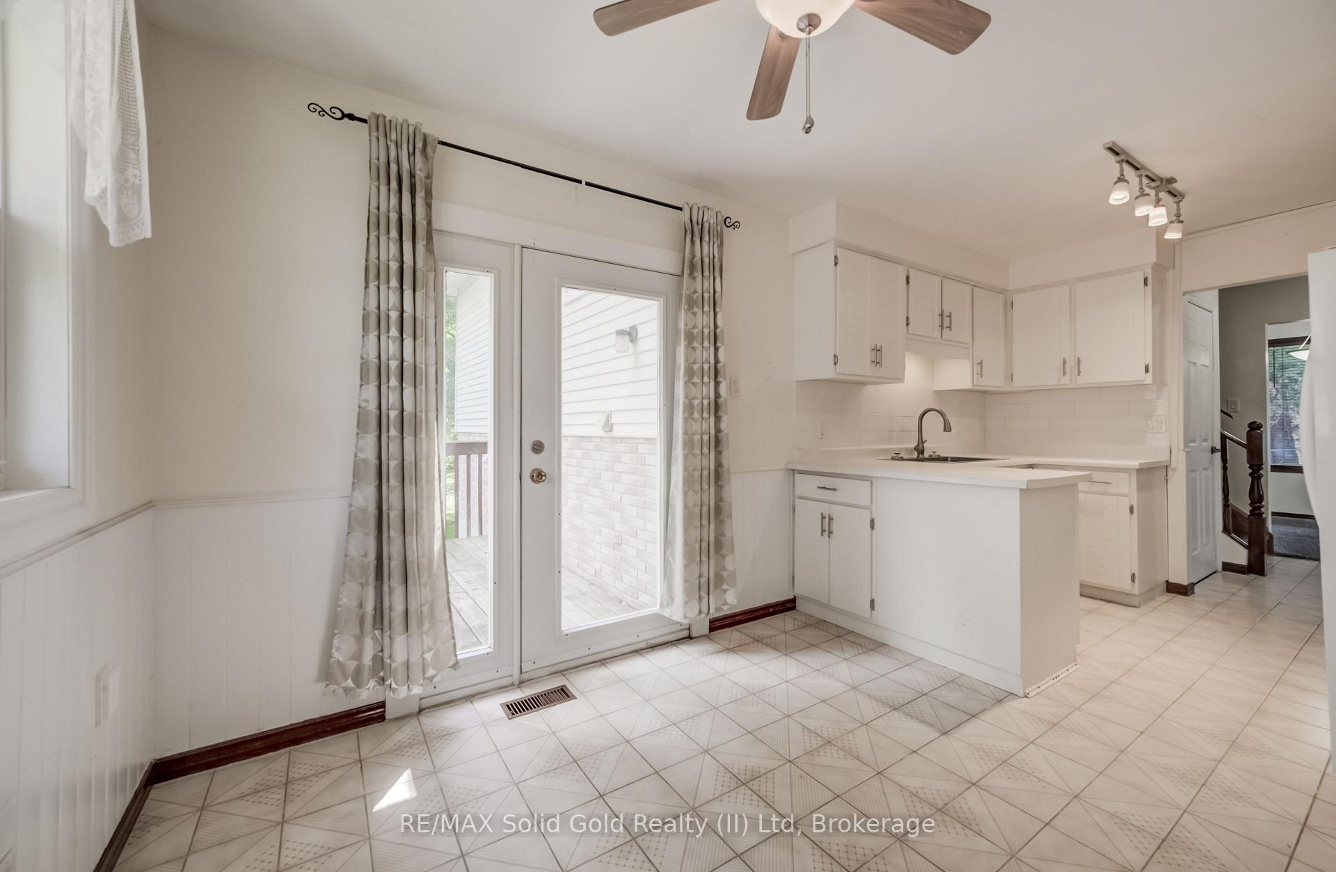 Photo 15 of 197 Southwood Drive, Kitchener, Country Hills — HOMEH