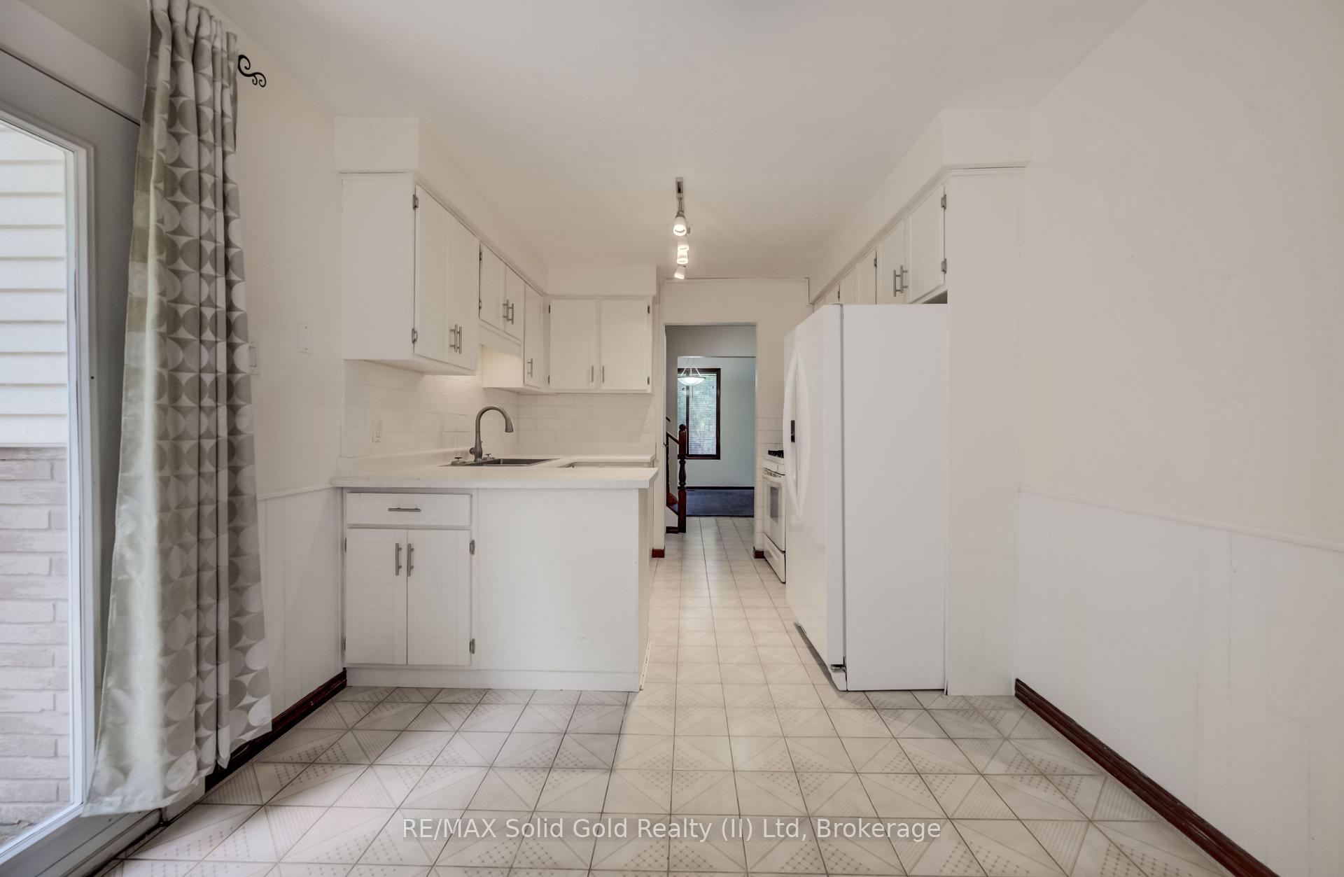 Photo 16 of 197 Southwood Drive, Kitchener, Country Hills — HOMEH