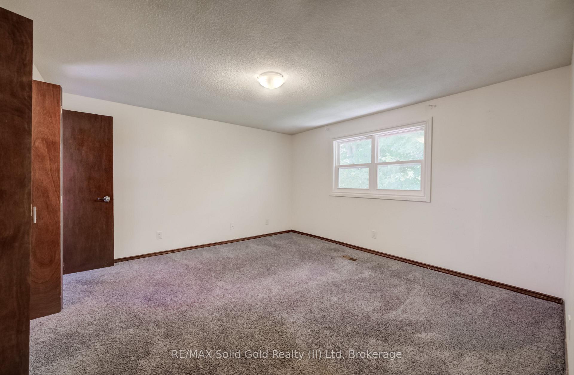Photo 18 of 197 Southwood Drive, Kitchener, Country Hills — HOMEH