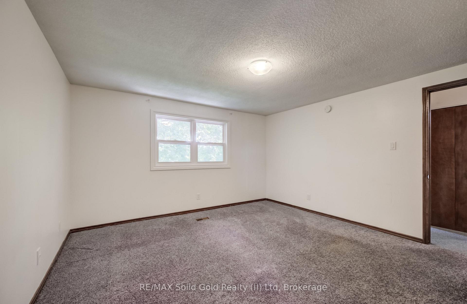 Photo 19 of 197 Southwood Drive, Kitchener, Country Hills — HOMEH