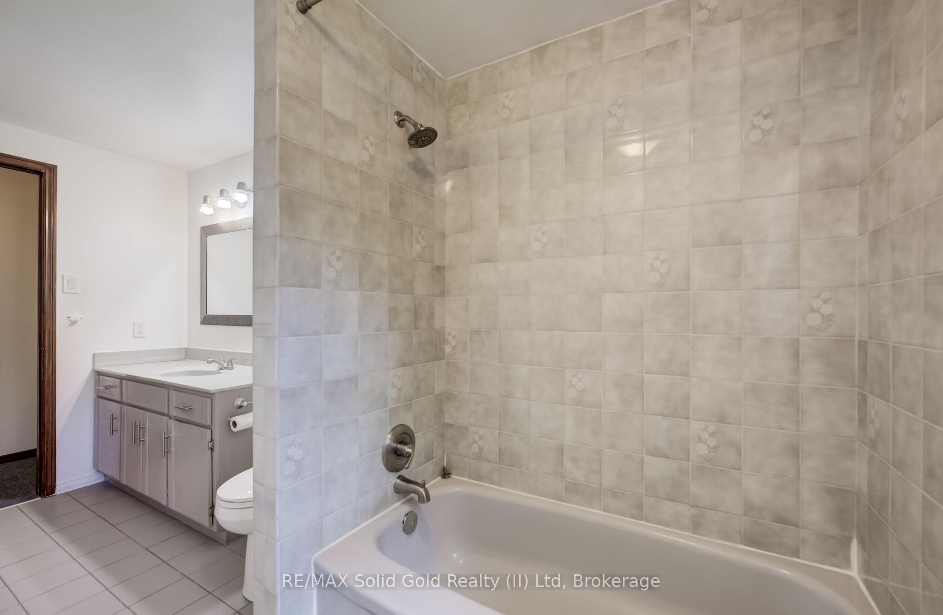 Photo 20 of 197 Southwood Drive, Kitchener, Country Hills — HOMEH