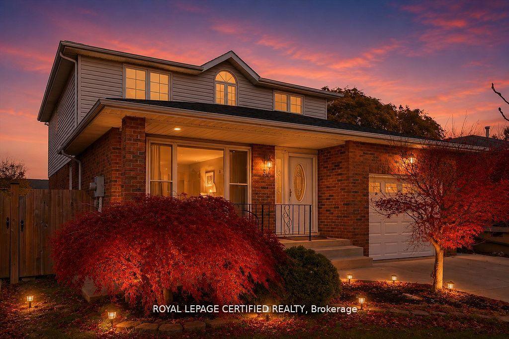 Photo 3 of 35 Trenholme Crescent, Hamilton, Trenholme — HOMEH