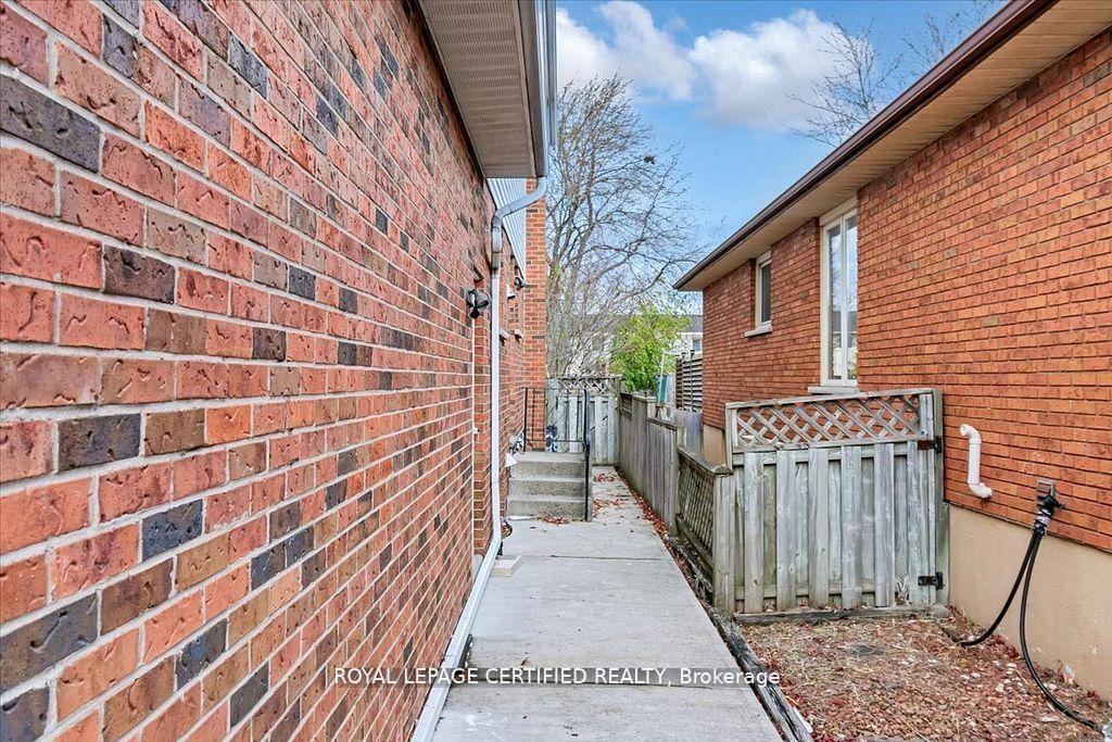 Photo 32 of 35 Trenholme Crescent, Hamilton, Trenholme — HOMEH