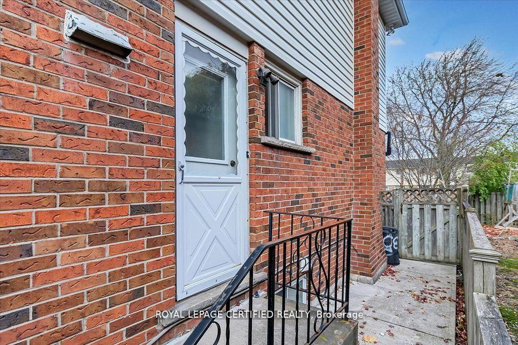 Photo 33 of 35 Trenholme Crescent, Hamilton, Trenholme — HOMEH
