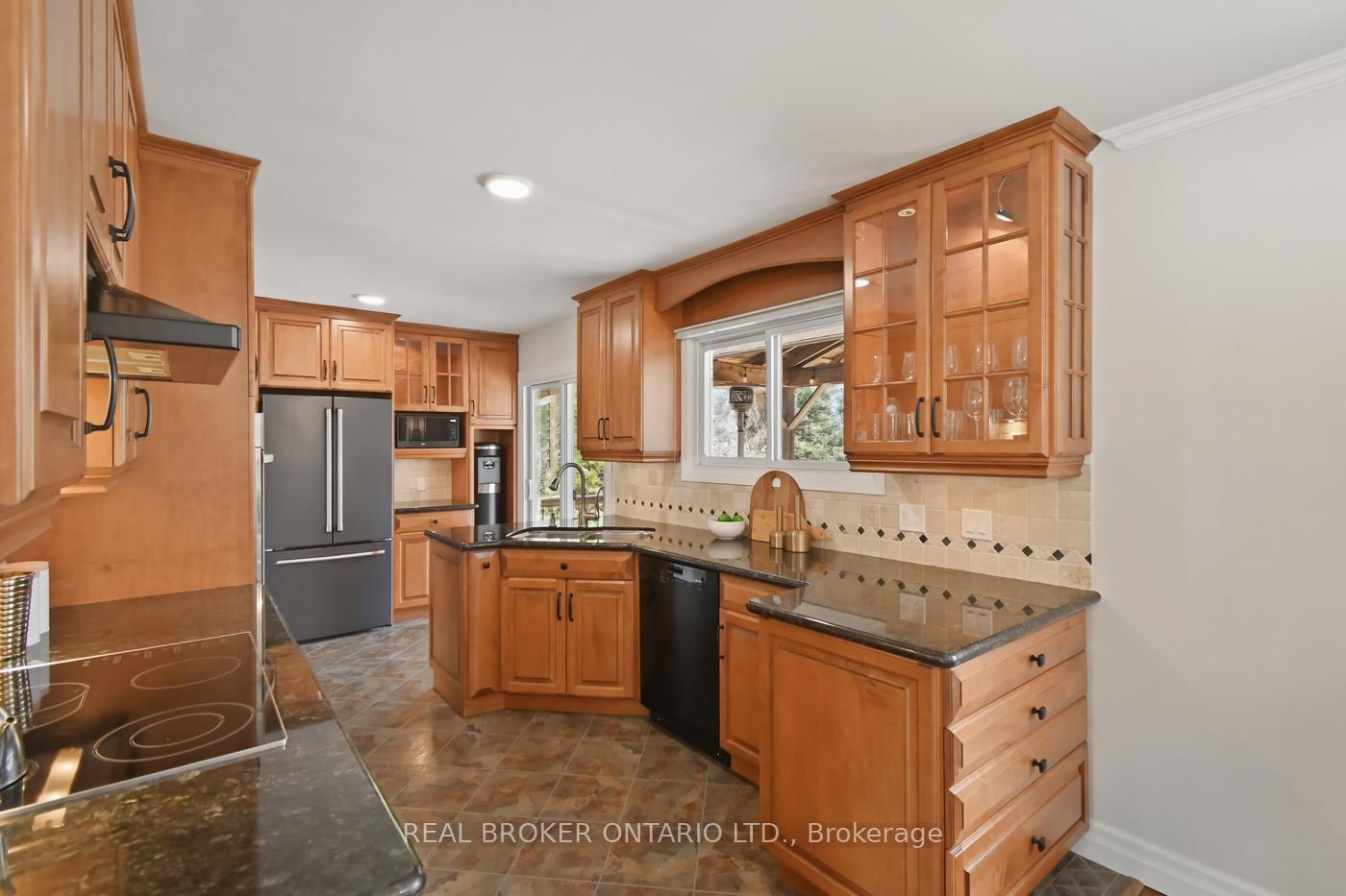 Photo 8 of 25 Victor Boulevard, St. Catharines, Glendale/Glenridge — HOMEH