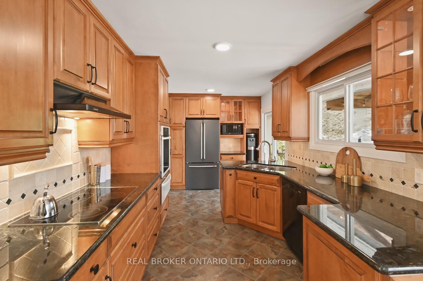 Photo 9 of 25 Victor Boulevard, St. Catharines, Glendale/Glenridge — HOMEH