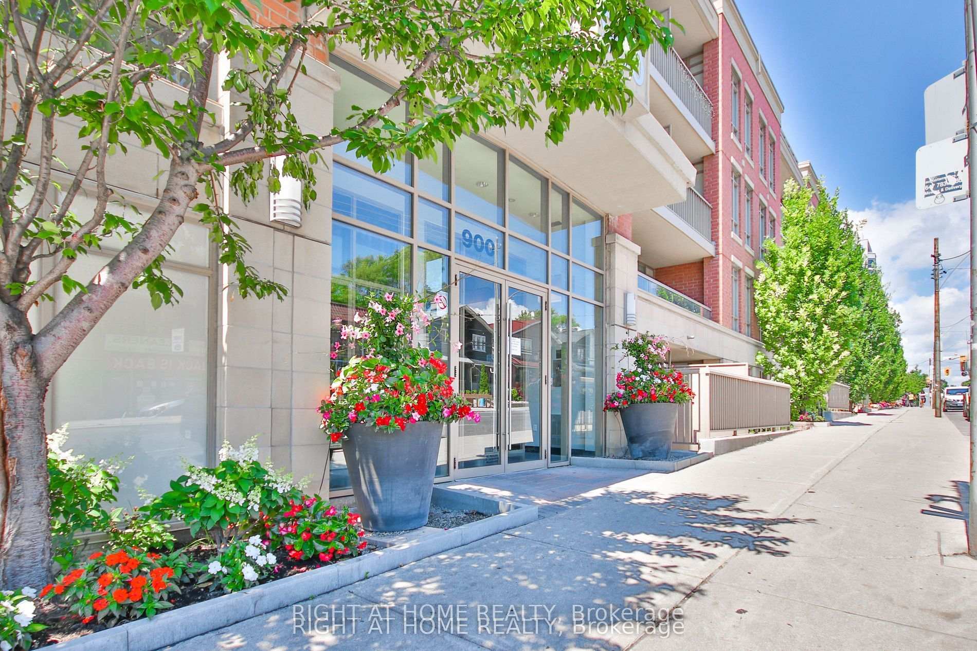 Photo 2 of Unit 327, 900 Mount Pleasant Road, Toronto, Mount Pleasant West — HOMEH