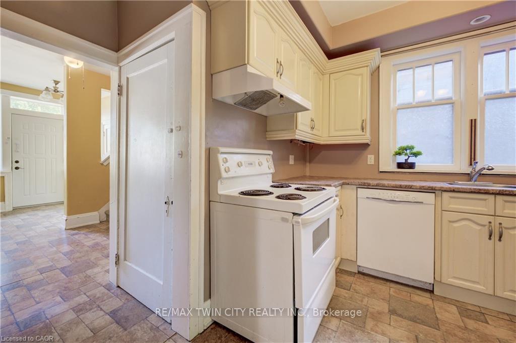 Photo 10 of 59 West Avenue, Kitchener, Cherry Hill — HOMEH