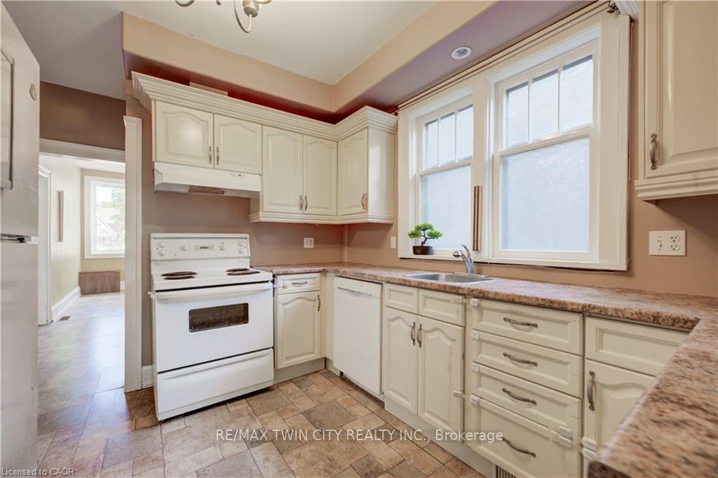 Photo 13 of 59 West Avenue, Kitchener, Cherry Hill — HOMEH