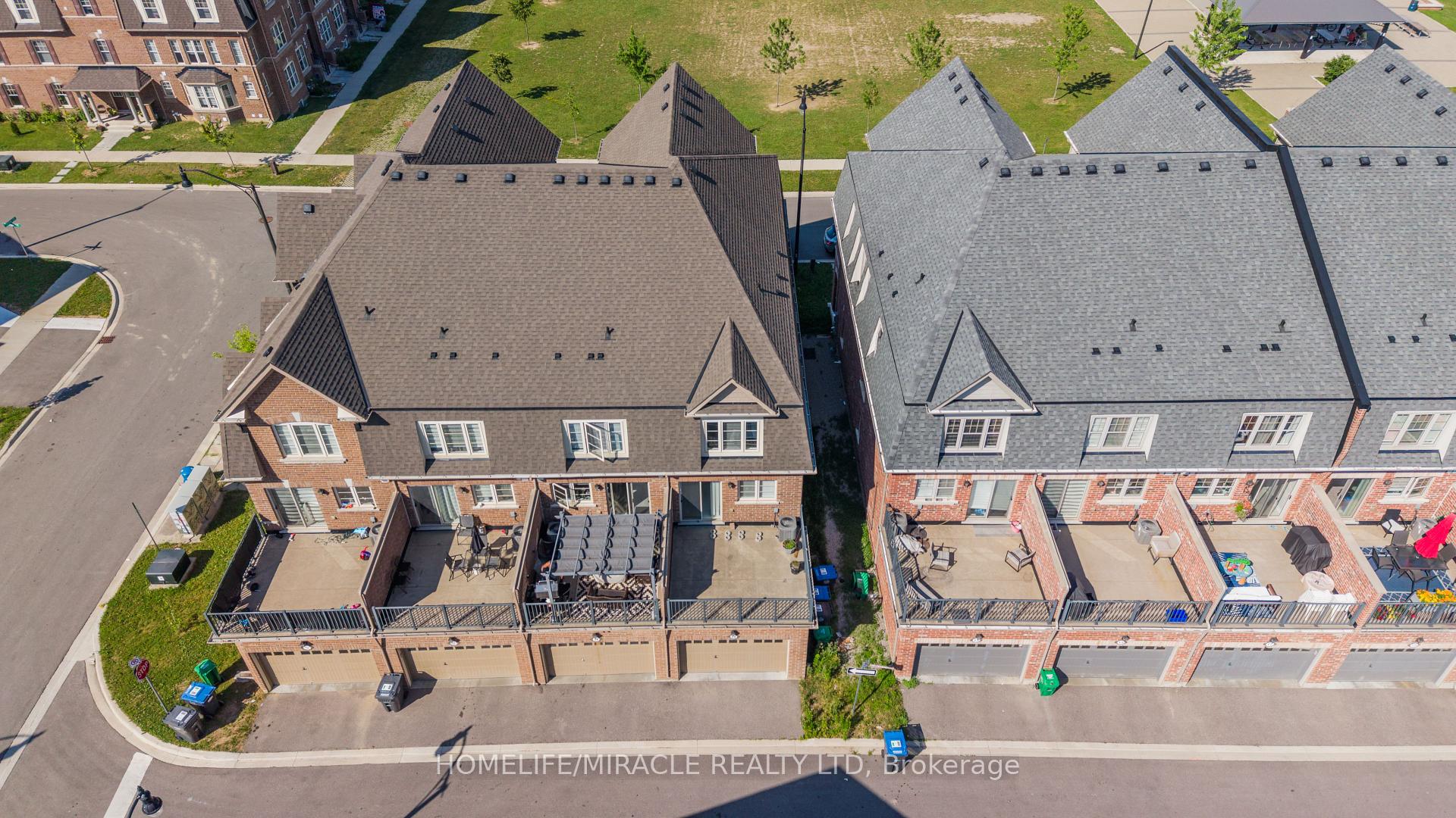 Photo 3 of 11 Finegan Circle, Brampton, Northwest Brampton — HOMEH