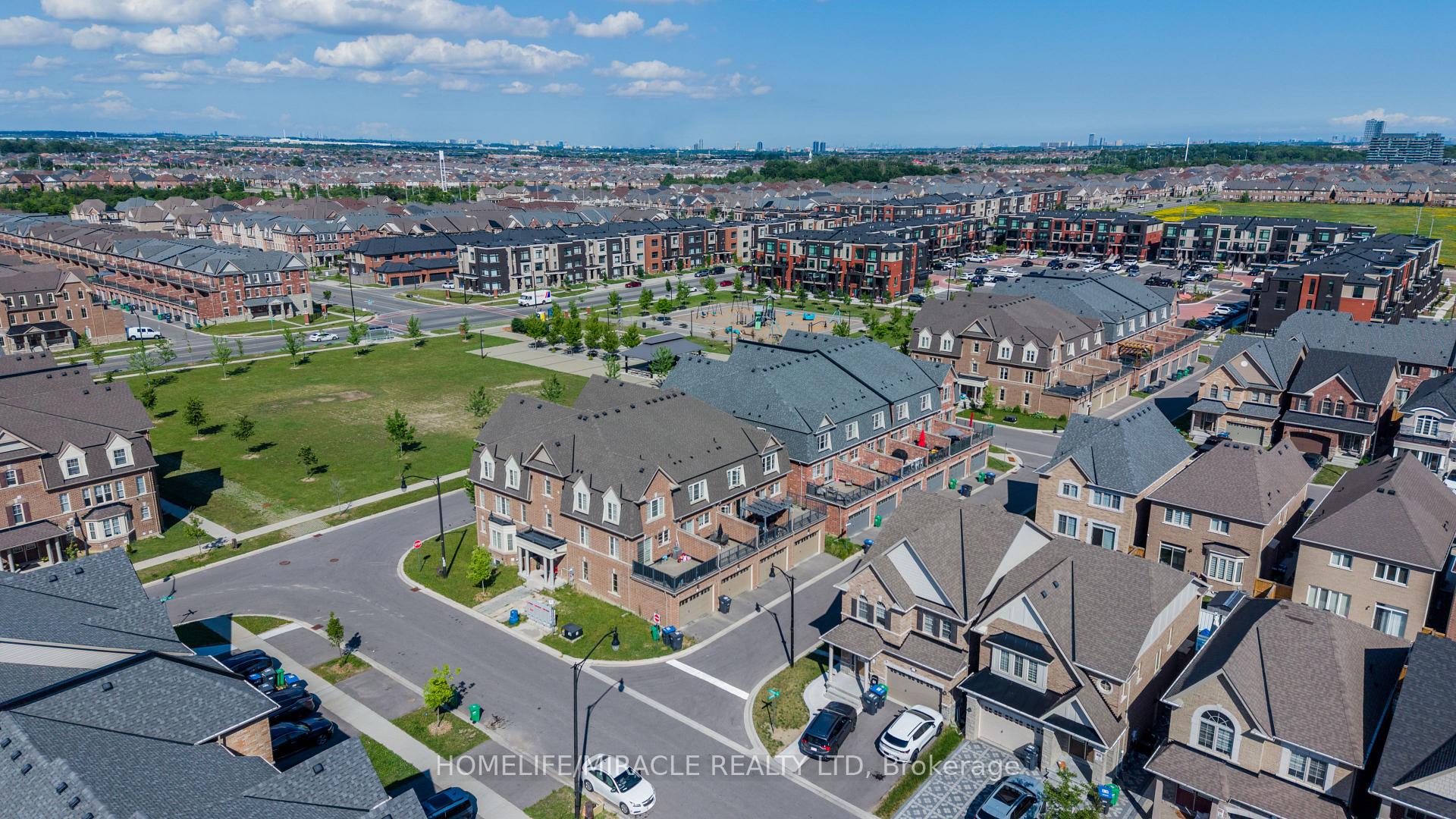 Photo 6 of 11 Finegan Circle, Brampton, Northwest Brampton — HOMEH