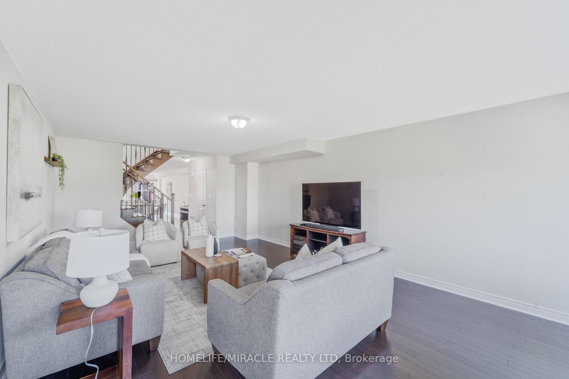 Photo 14 of 11 Finegan Circle, Brampton, Northwest Brampton — HOMEH