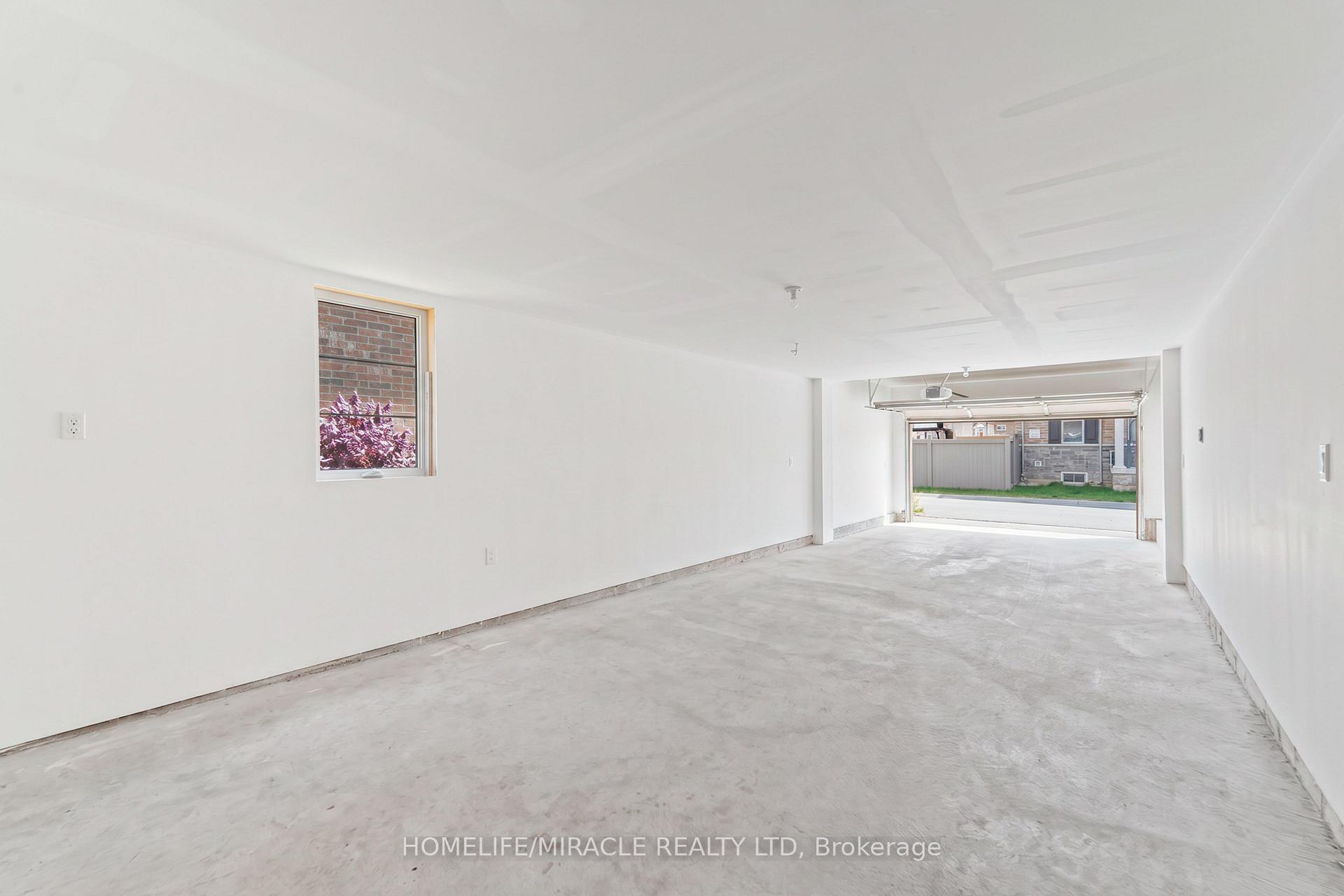 Photo 34 of 11 Finegan Circle, Brampton, Northwest Brampton — HOMEH