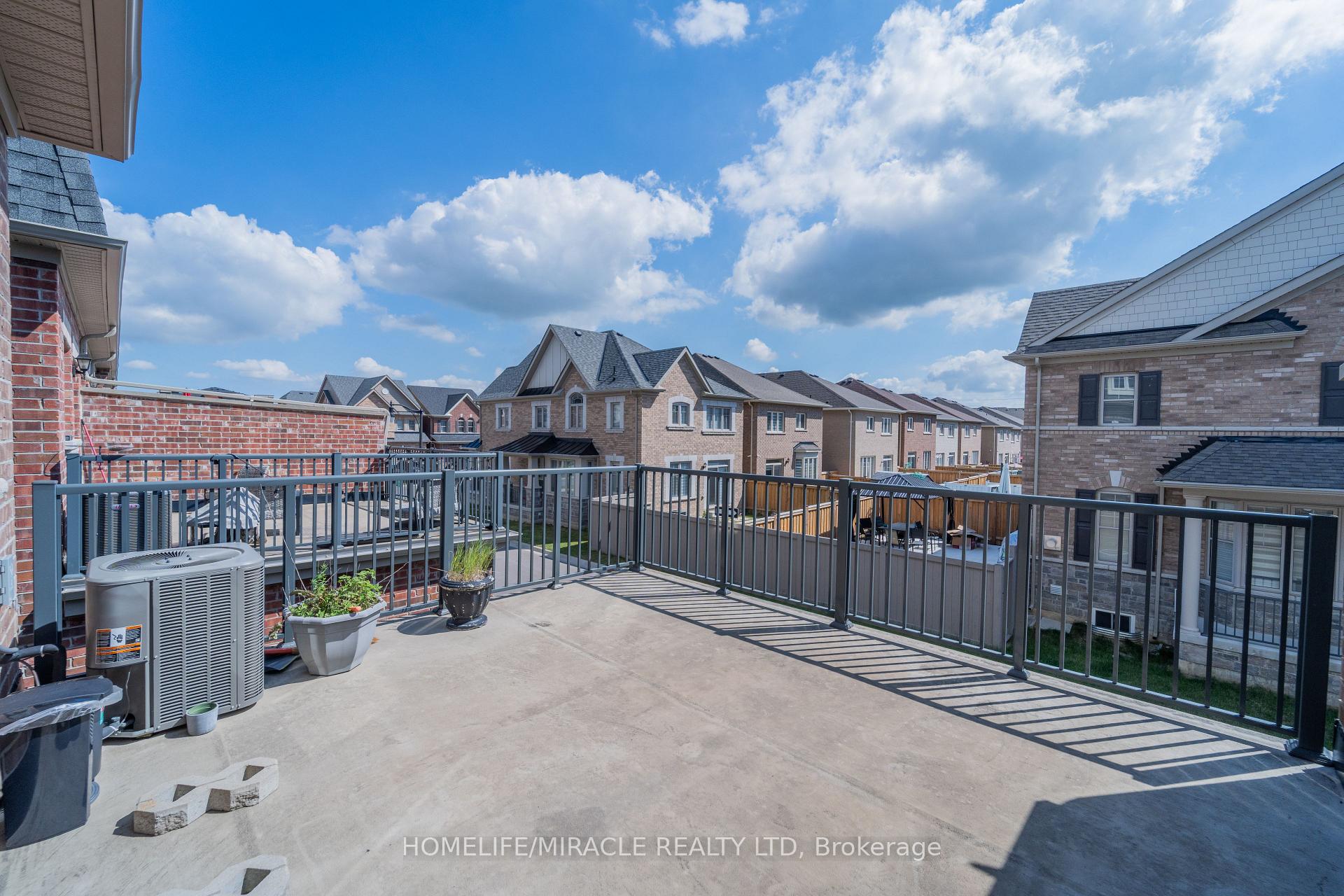 Photo 43 of 11 Finegan Circle, Brampton, Northwest Brampton — HOMEH
