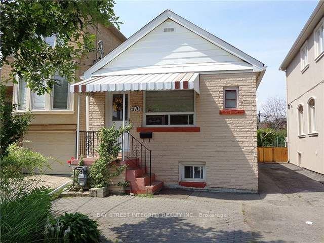 Front of 970 Briar Hill Avenue