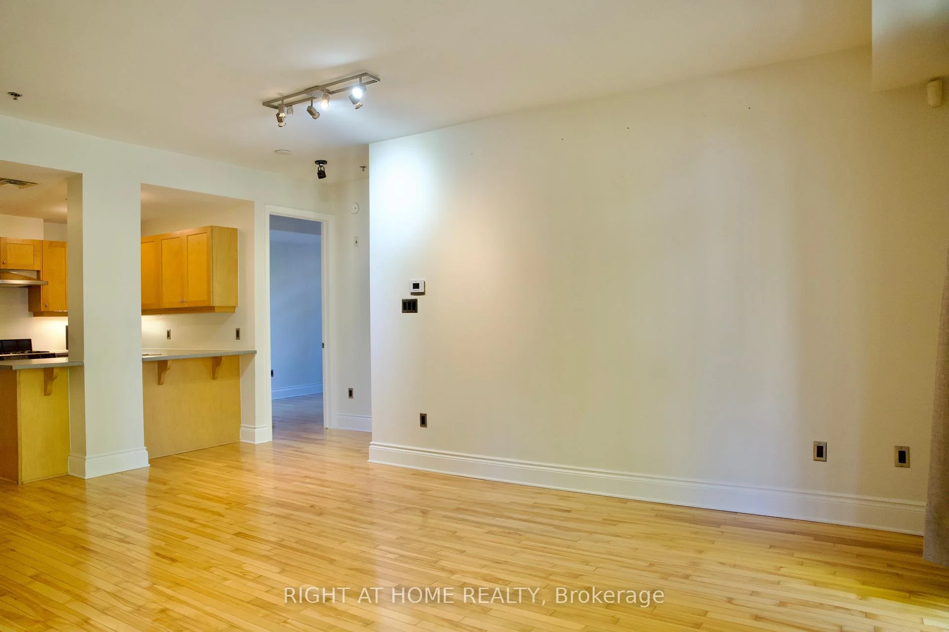 Photo 11 of Unit 109, 400 Mcleod Street, Ottawa, Ottawa Centre — HOMEH