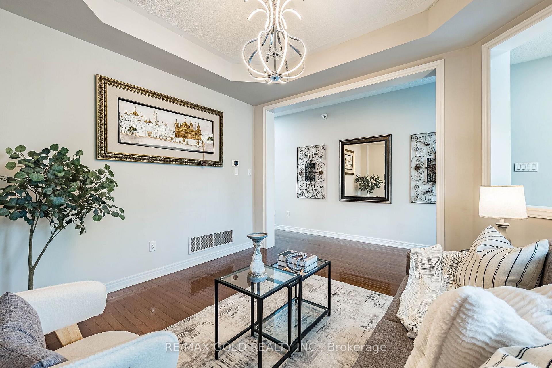 Photo 8 of 52 Moldovan Drive, Brampton, Sandringham-Wellington — HOMEH