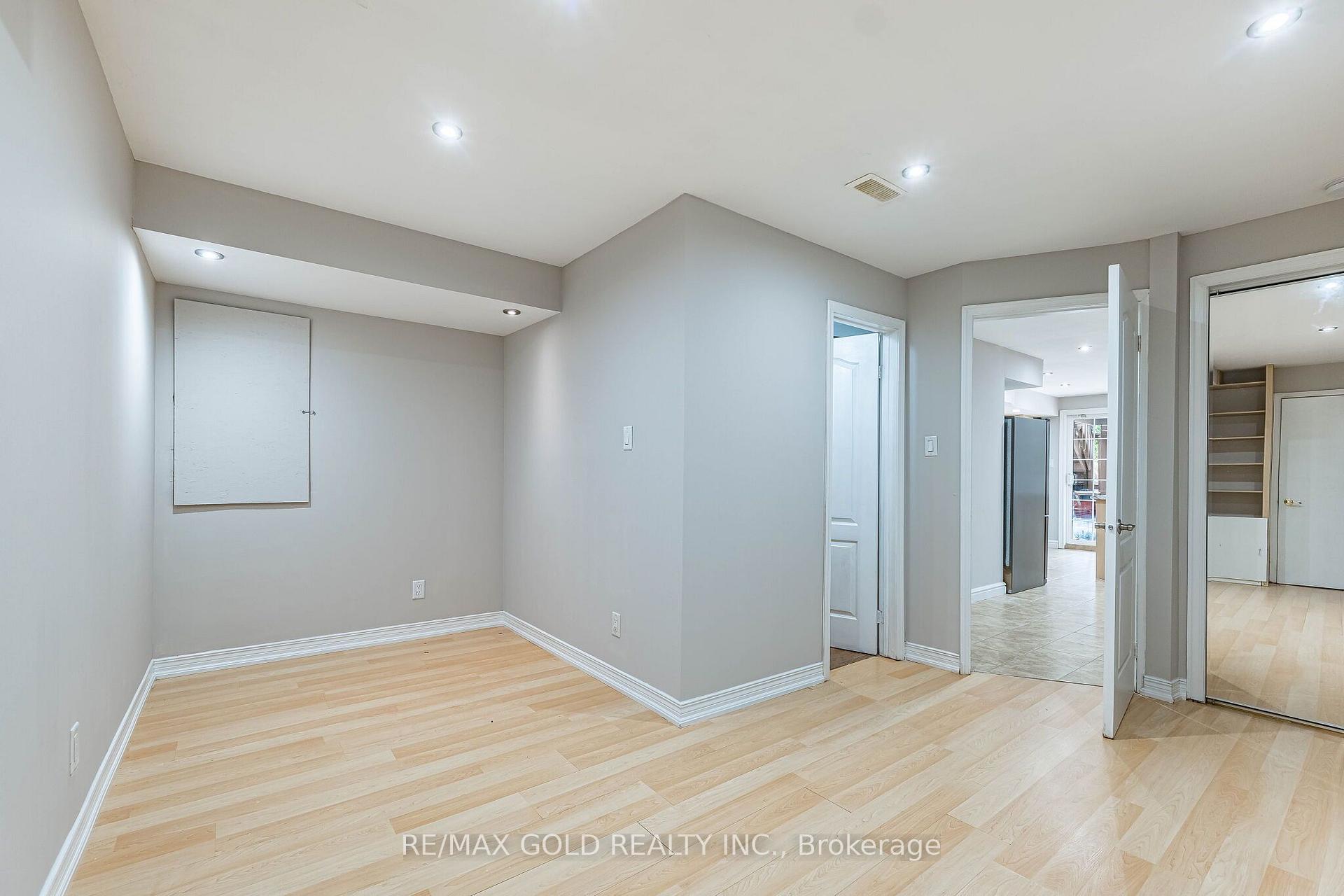 Photo 43 of 52 Moldovan Drive, Brampton, Sandringham-Wellington — HOMEH