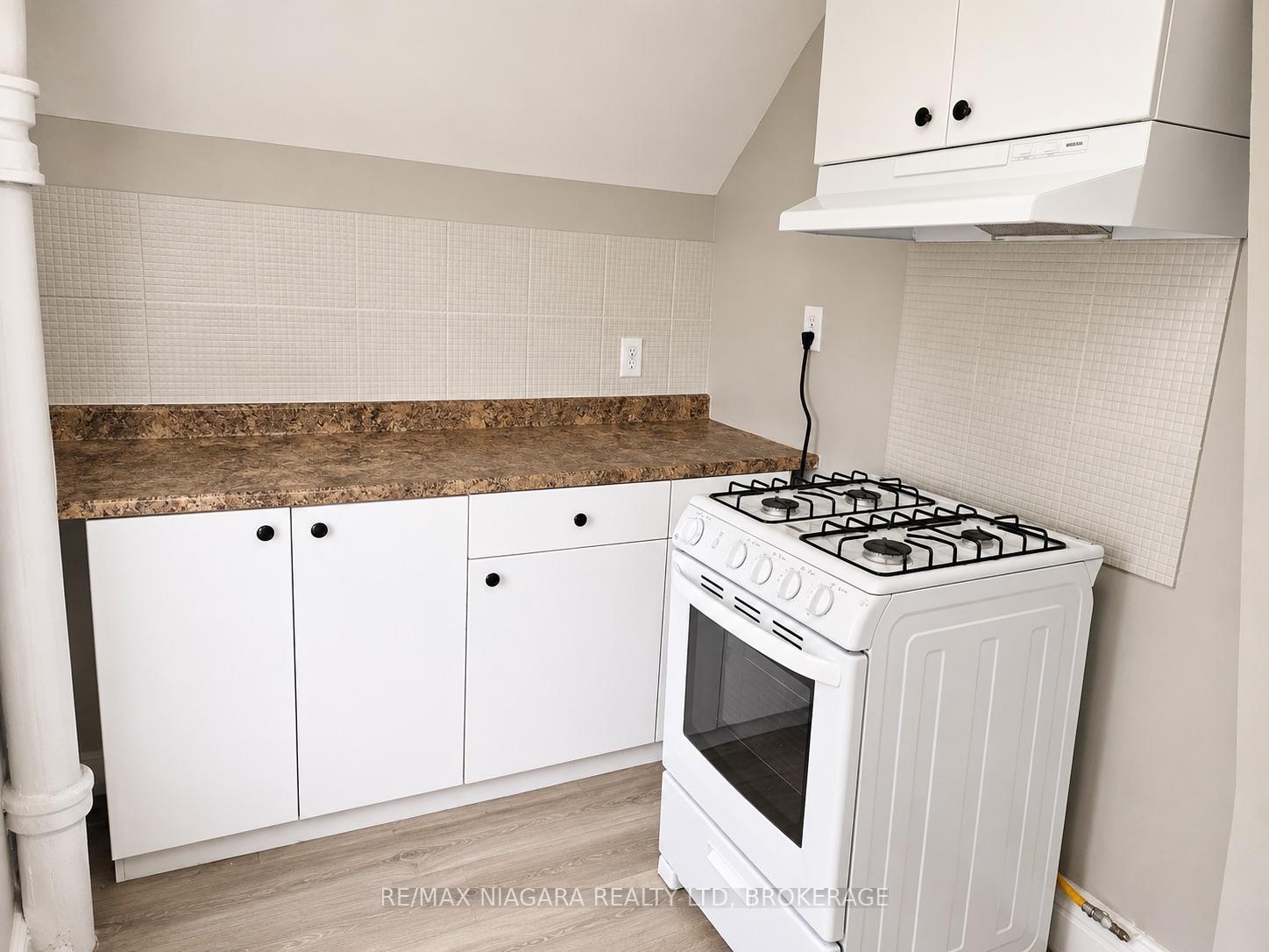 Photo 5 of Unit 3, 23 Avenue Place, Welland, Welland Downtown — HOMEH