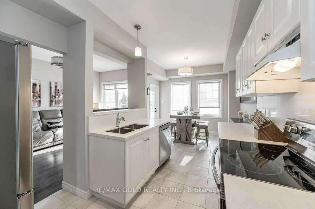 Photo 11 of 5 Pim Lane, Hamilton, Ancaster — HOMEH