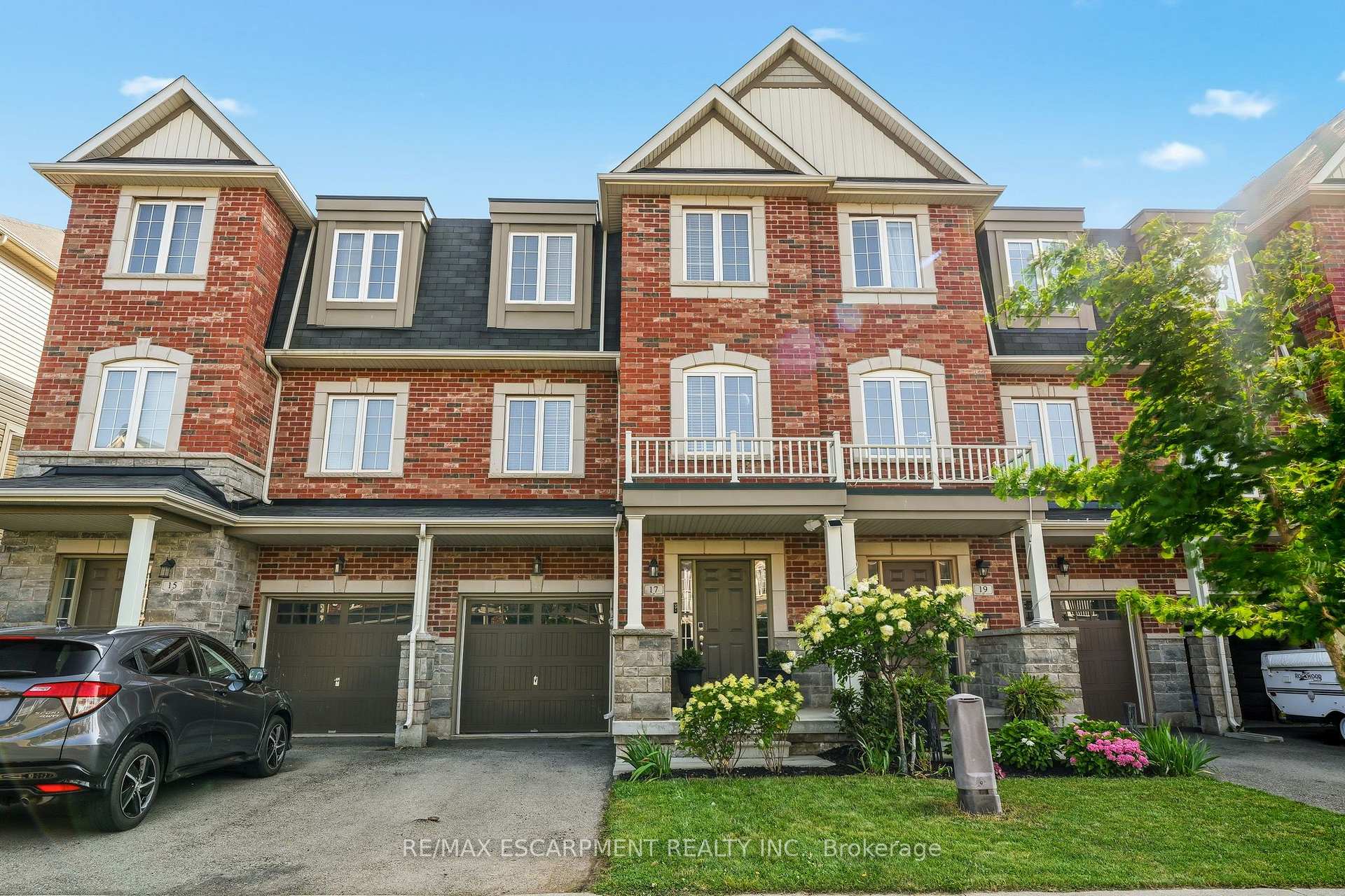 Photo 2 of 17 Savage Drive, Hamilton, Waterdown — HOMEH