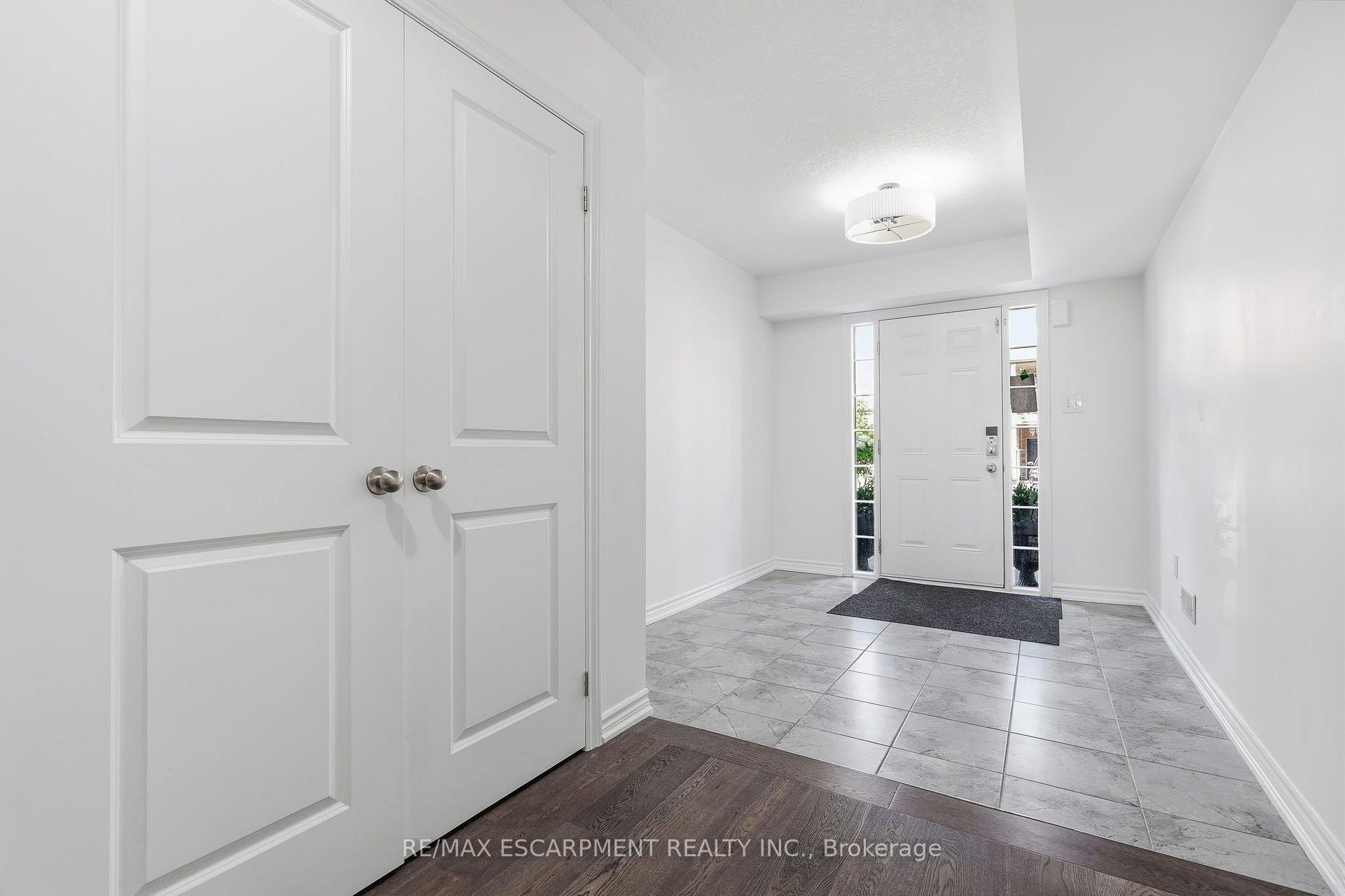 Photo 3 of 17 Savage Drive, Hamilton, Waterdown — HOMEH