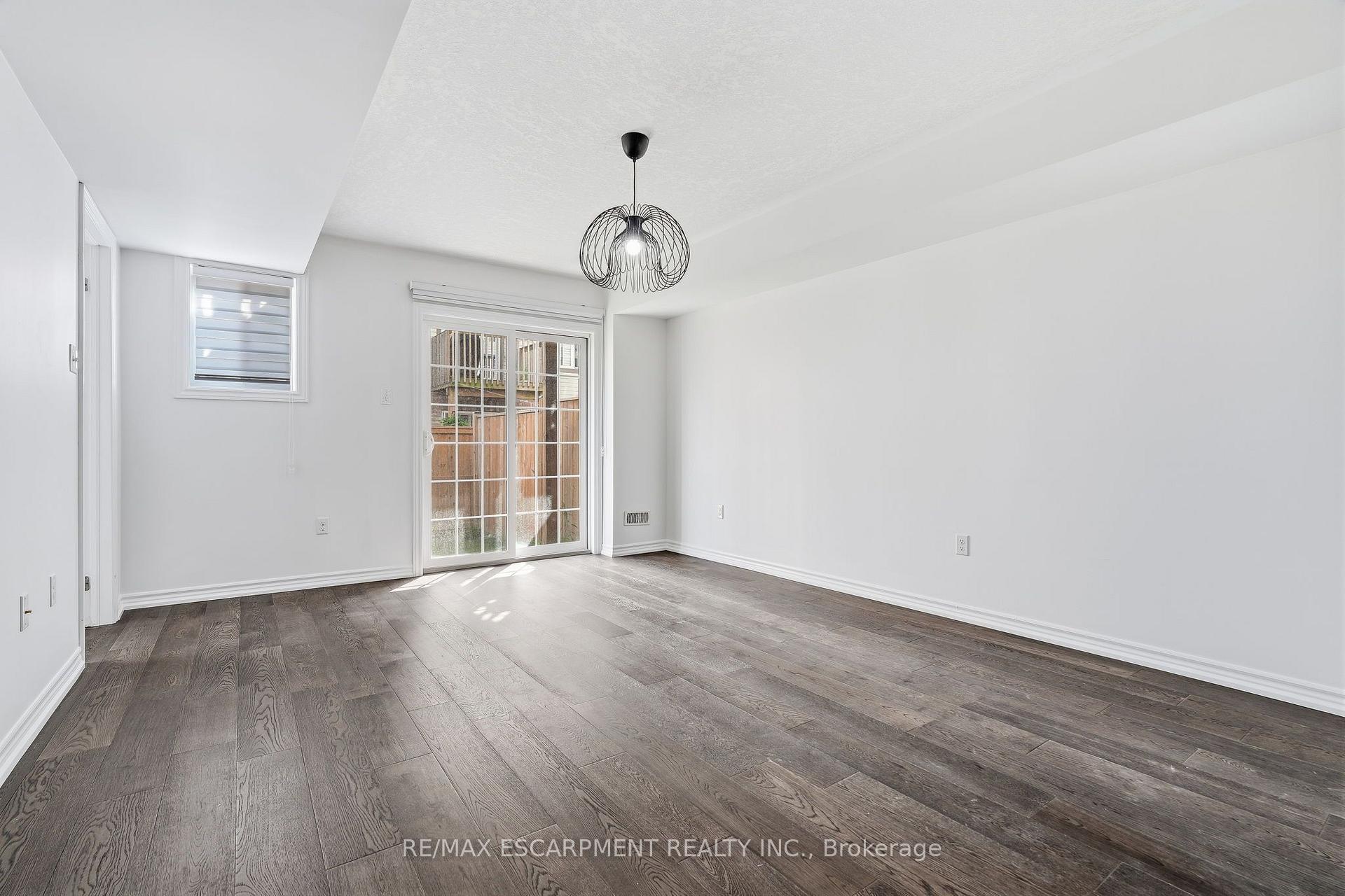 Photo 4 of 17 Savage Drive, Hamilton, Waterdown — HOMEH