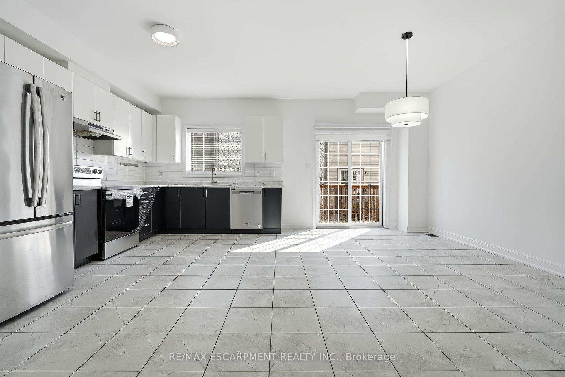 Photo 7 of 17 Savage Drive, Hamilton, Waterdown — HOMEH