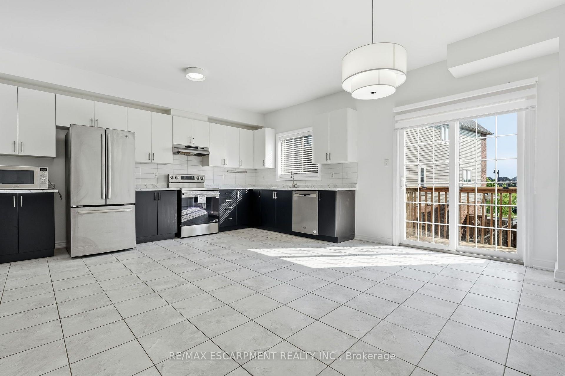 Photo 8 of 17 Savage Drive, Hamilton, Waterdown — HOMEH