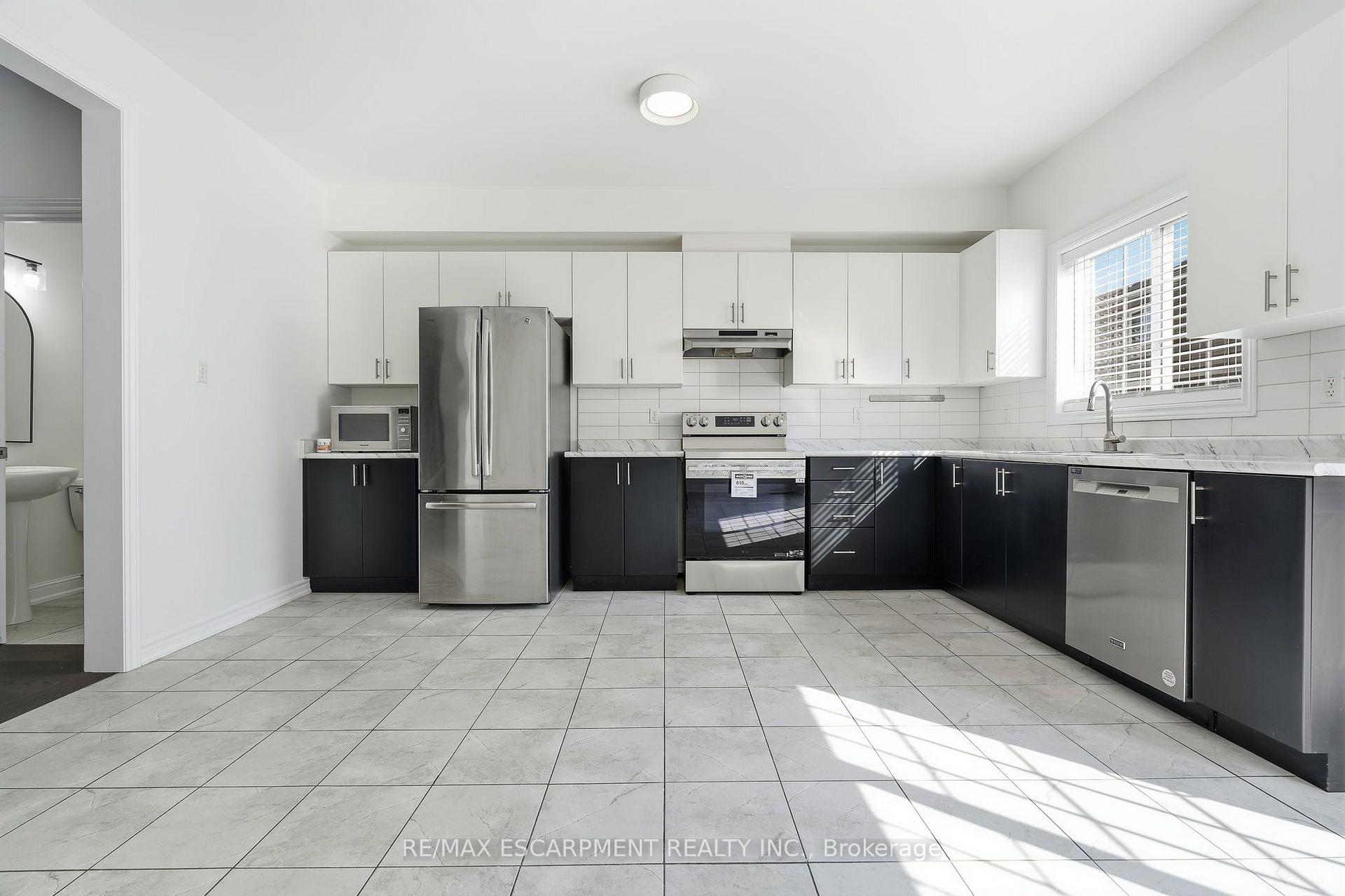Photo 9 of 17 Savage Drive, Hamilton, Waterdown — HOMEH