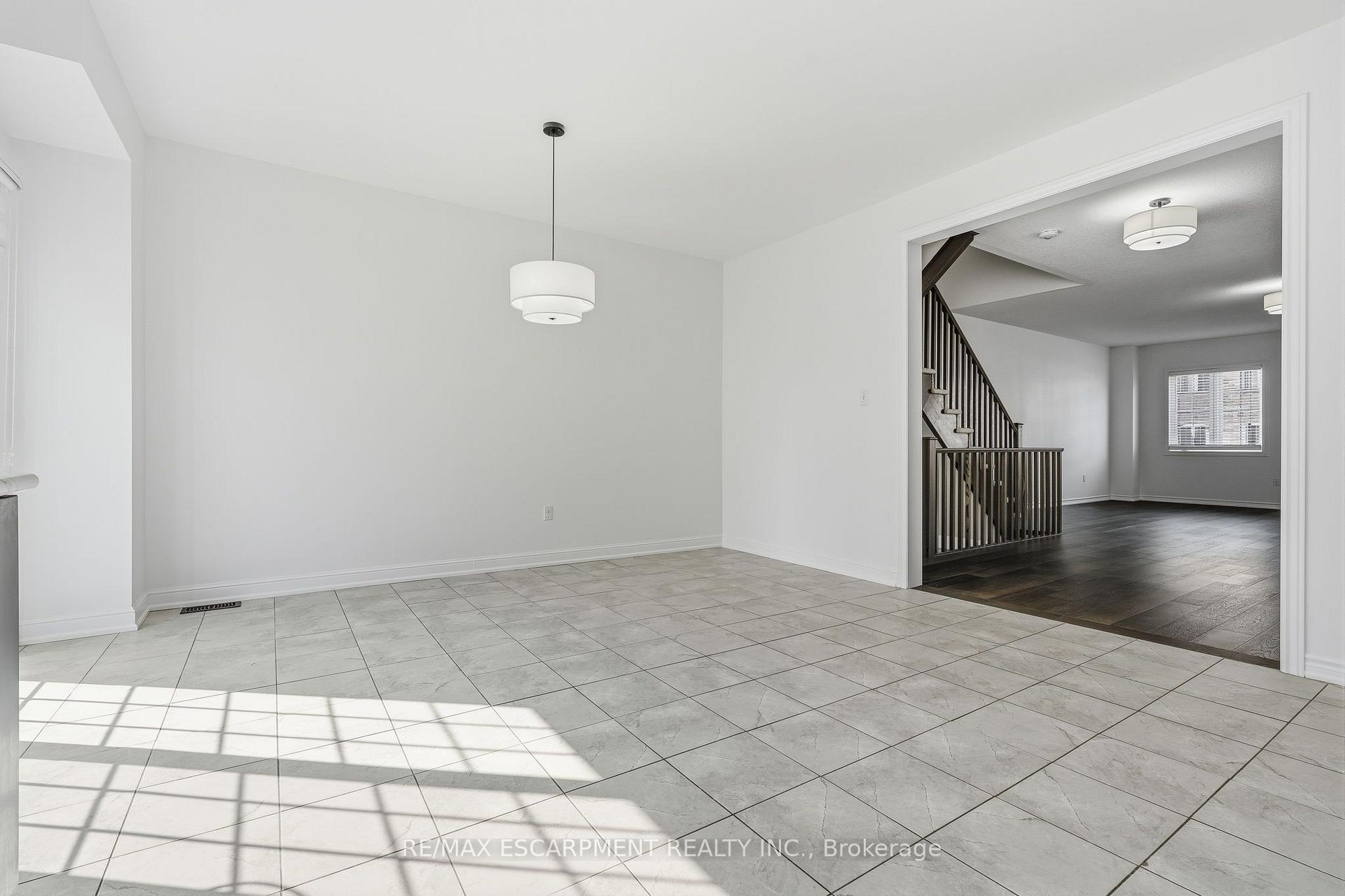 Photo 11 of 17 Savage Drive, Hamilton, Waterdown — HOMEH
