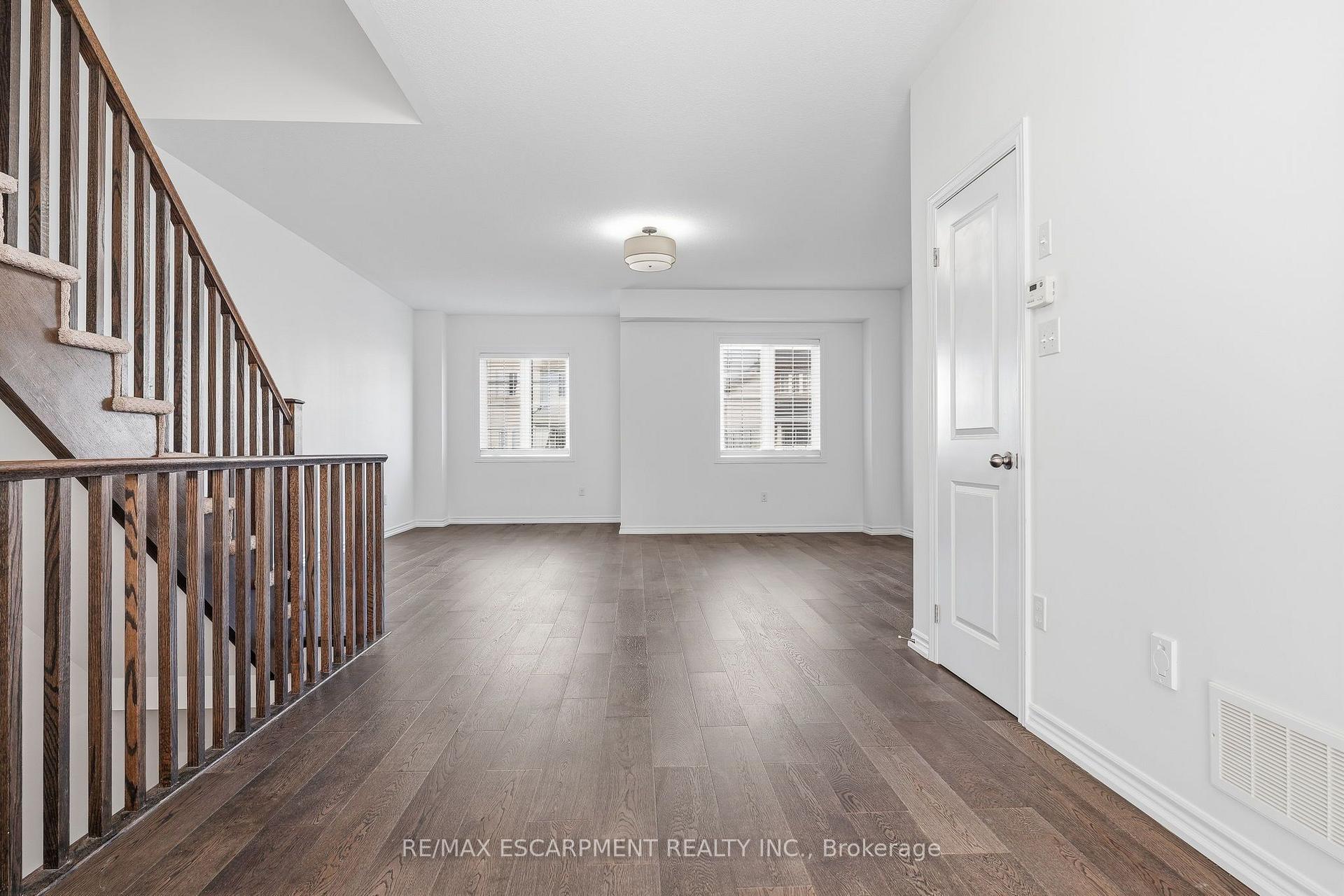Photo 13 of 17 Savage Drive, Hamilton, Waterdown — HOMEH