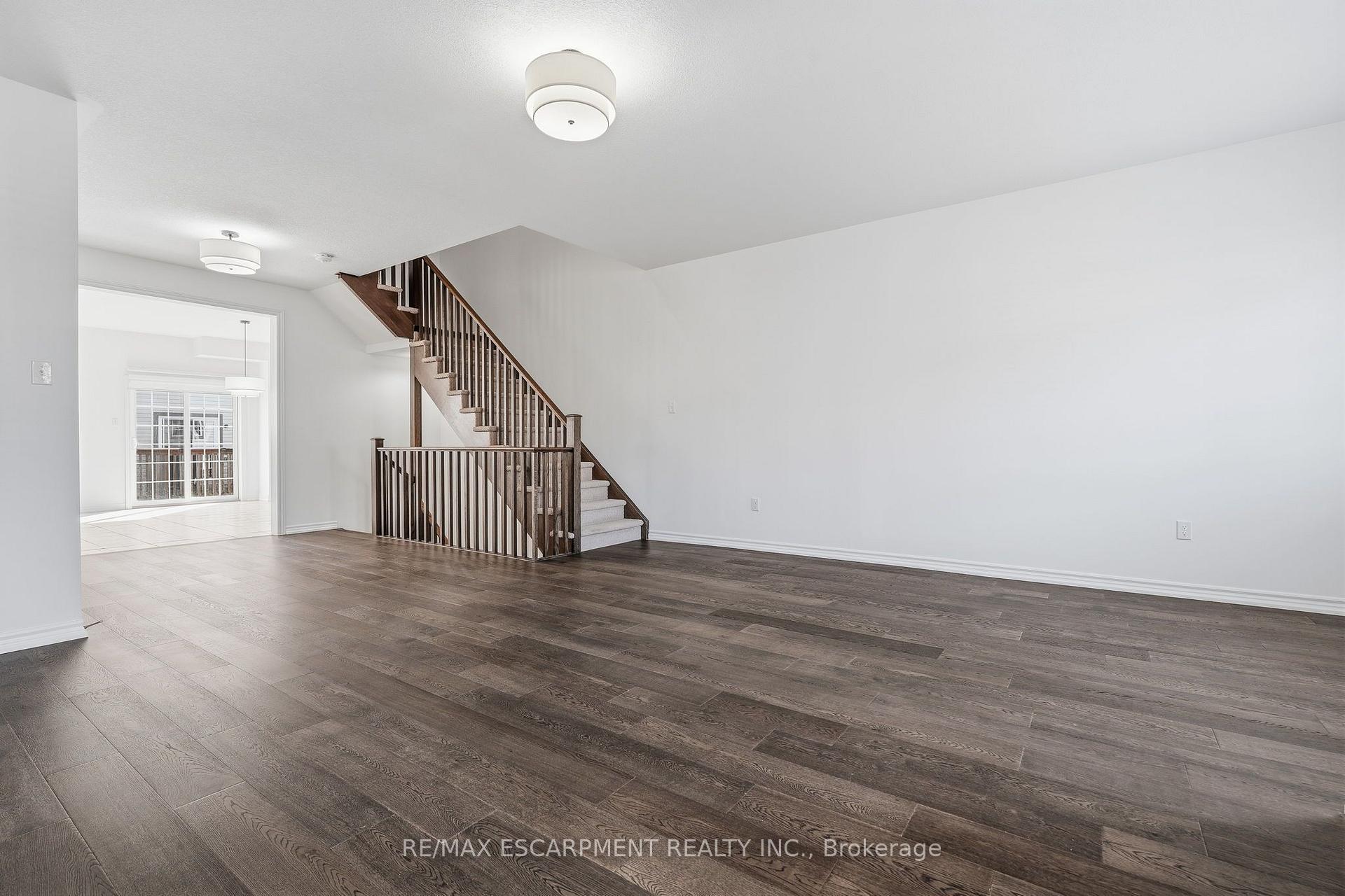 Photo 15 of 17 Savage Drive, Hamilton, Waterdown — HOMEH