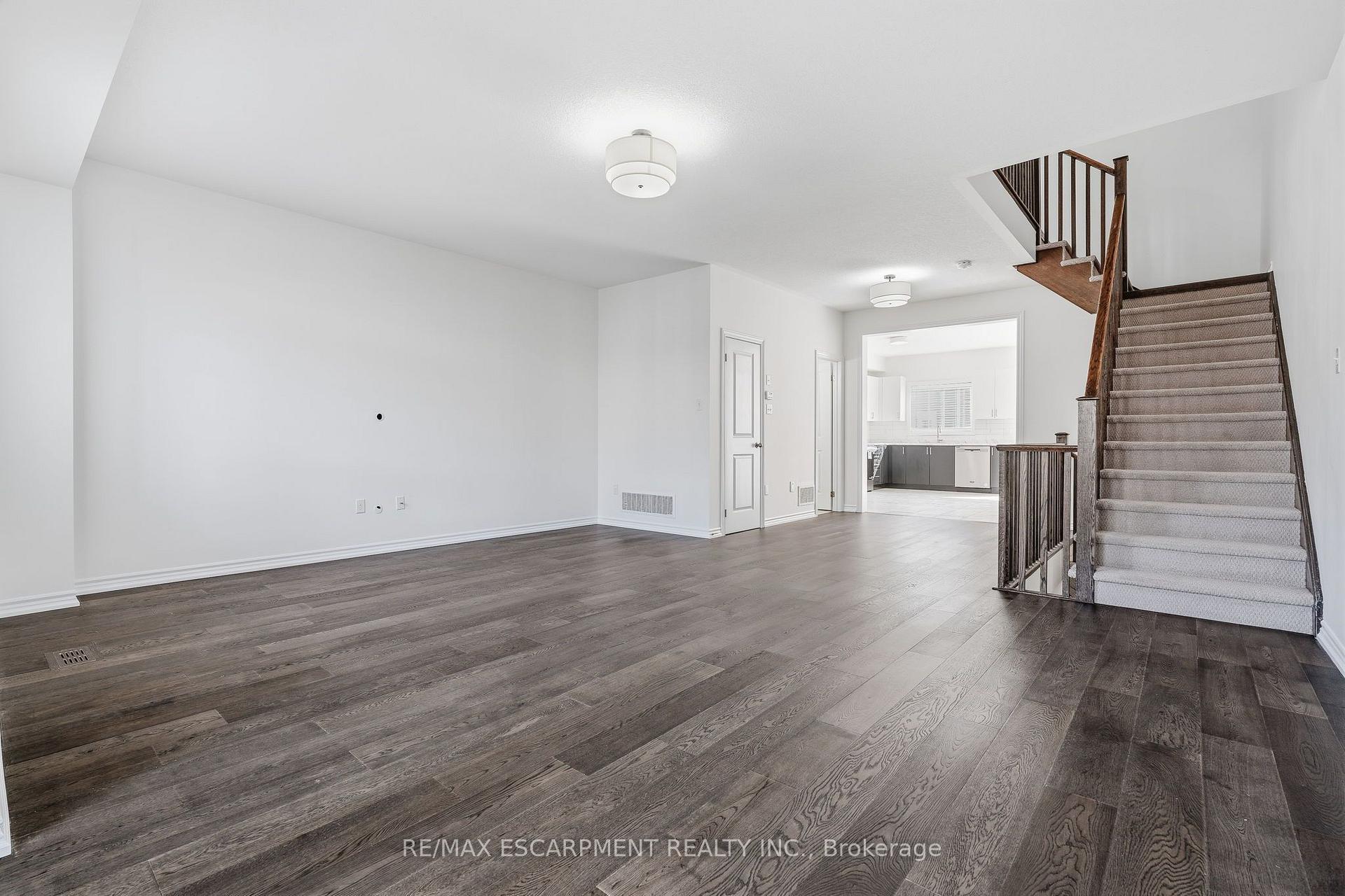 Photo 16 of 17 Savage Drive, Hamilton, Waterdown — HOMEH