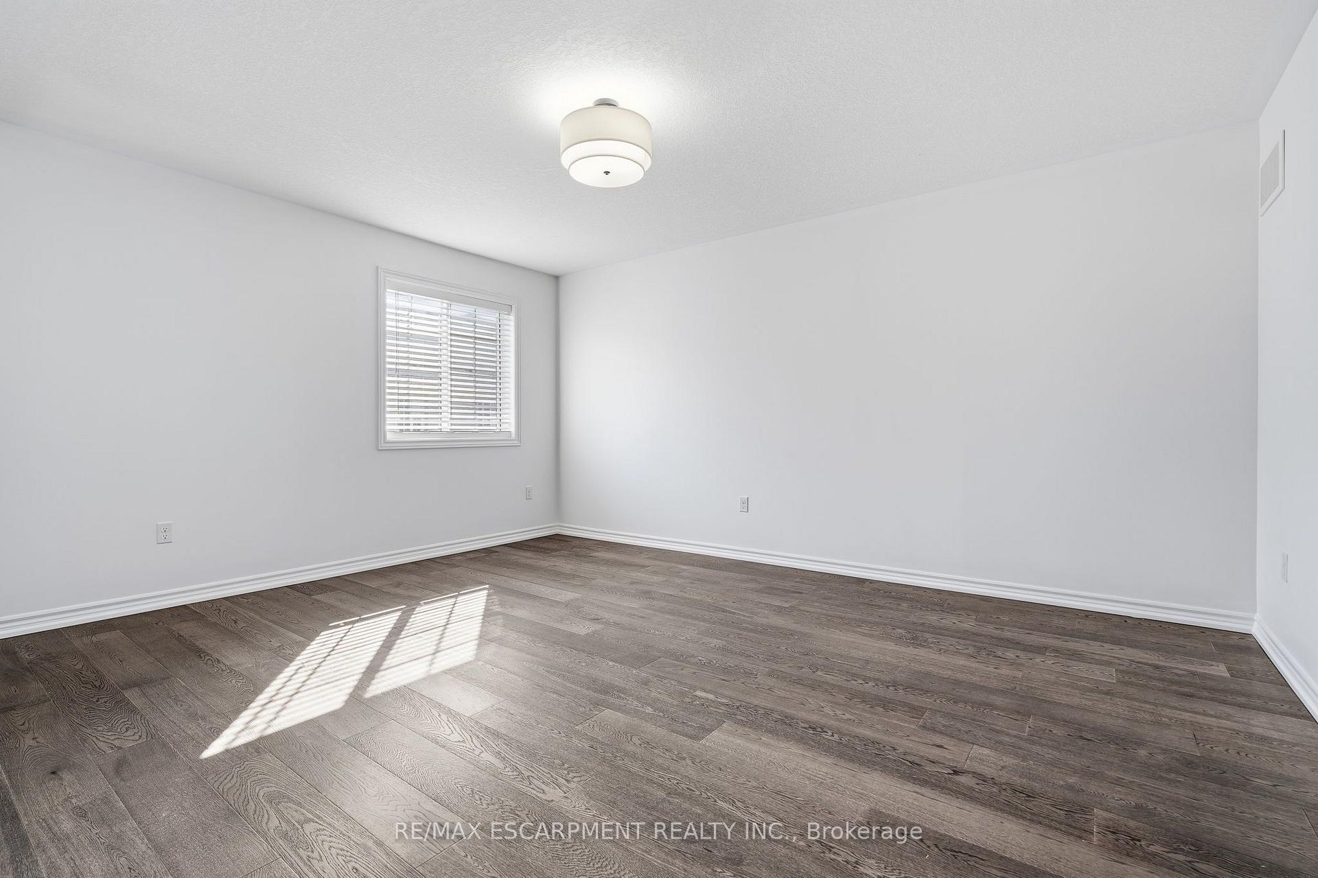 Photo 18 of 17 Savage Drive, Hamilton, Waterdown — HOMEH